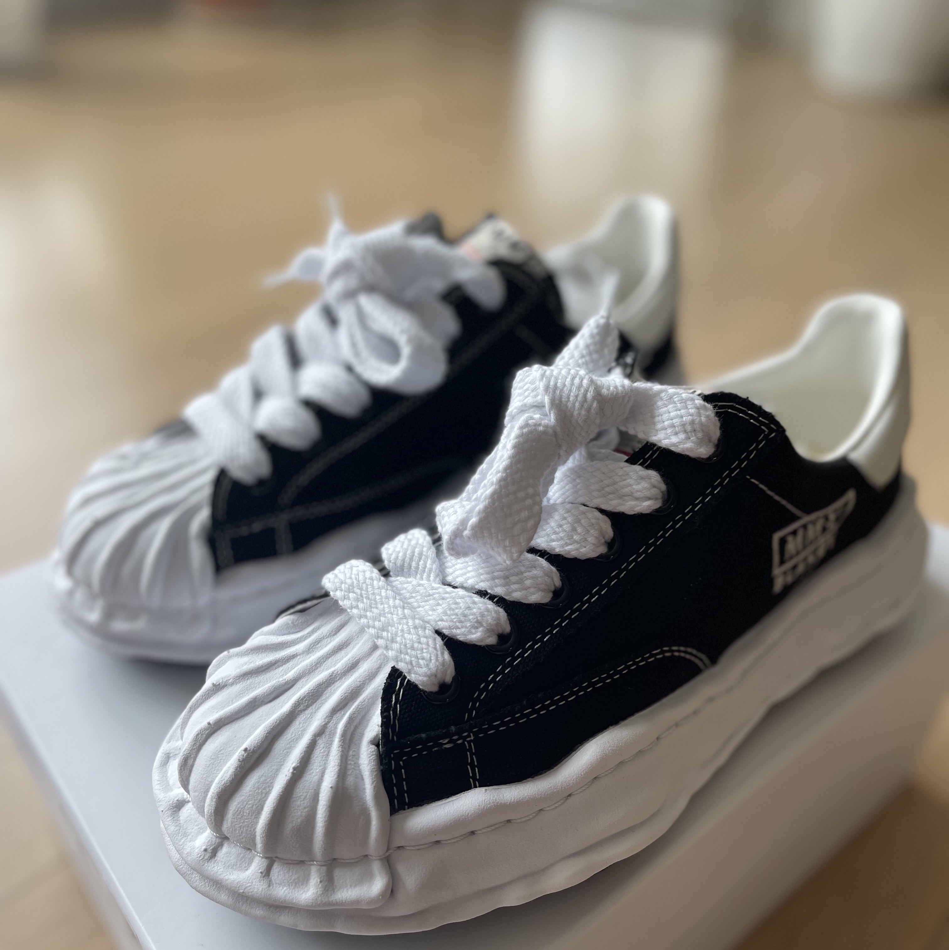 Maison Mihara Yasuhiro Blakey OG Sole Canvas Low-top Sneakers Black White 착용 스타일