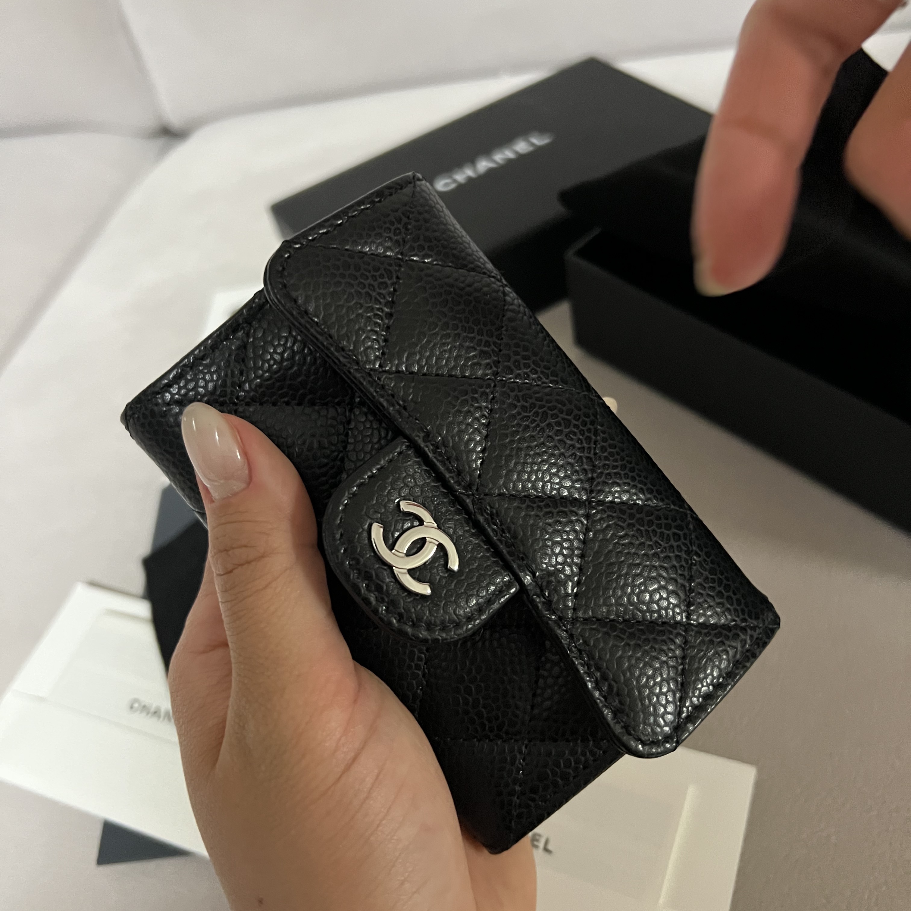 Chanel Classic Card Holder Grained Calfskin & Silver Black 착용 스타일 - 4
