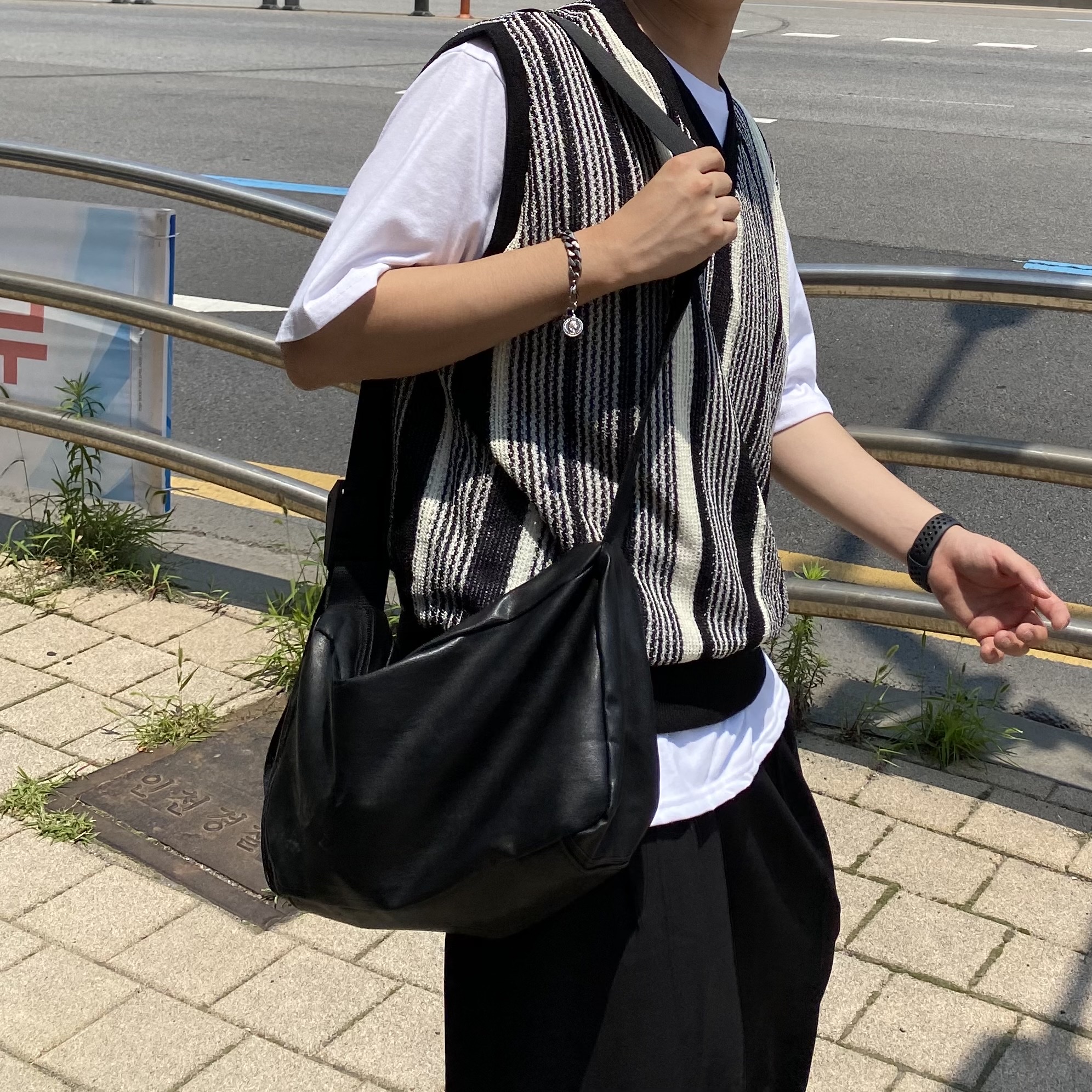Nike x Sacai VaporWaffle Black White, Apple Watch SE 44mm GPS Midnight Aluminum Case with Sport Band Midnight (Korean Ver.) 착용 스타일 - 3