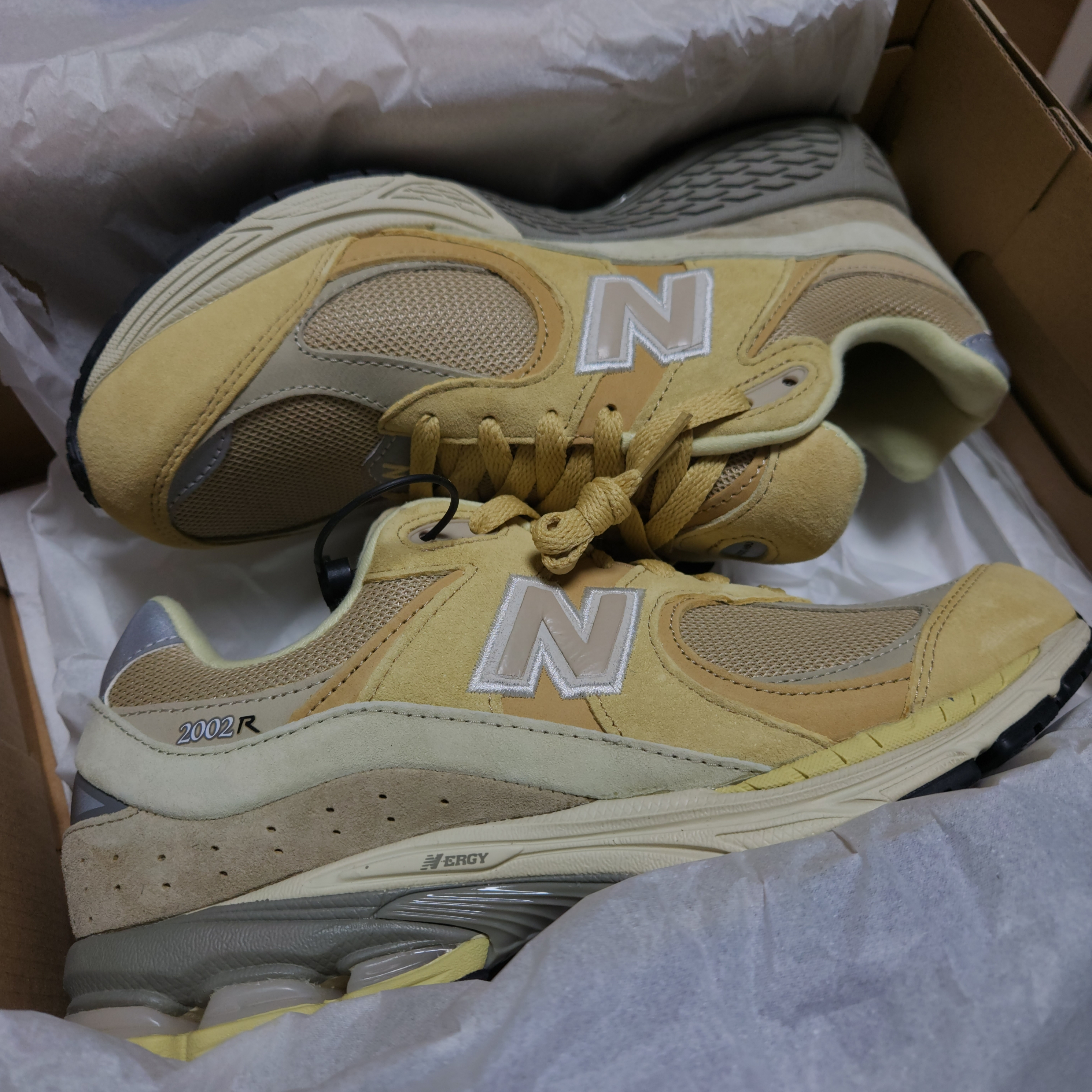 New Balance x Auralee 2002R Yellow Beige 착용 스타일