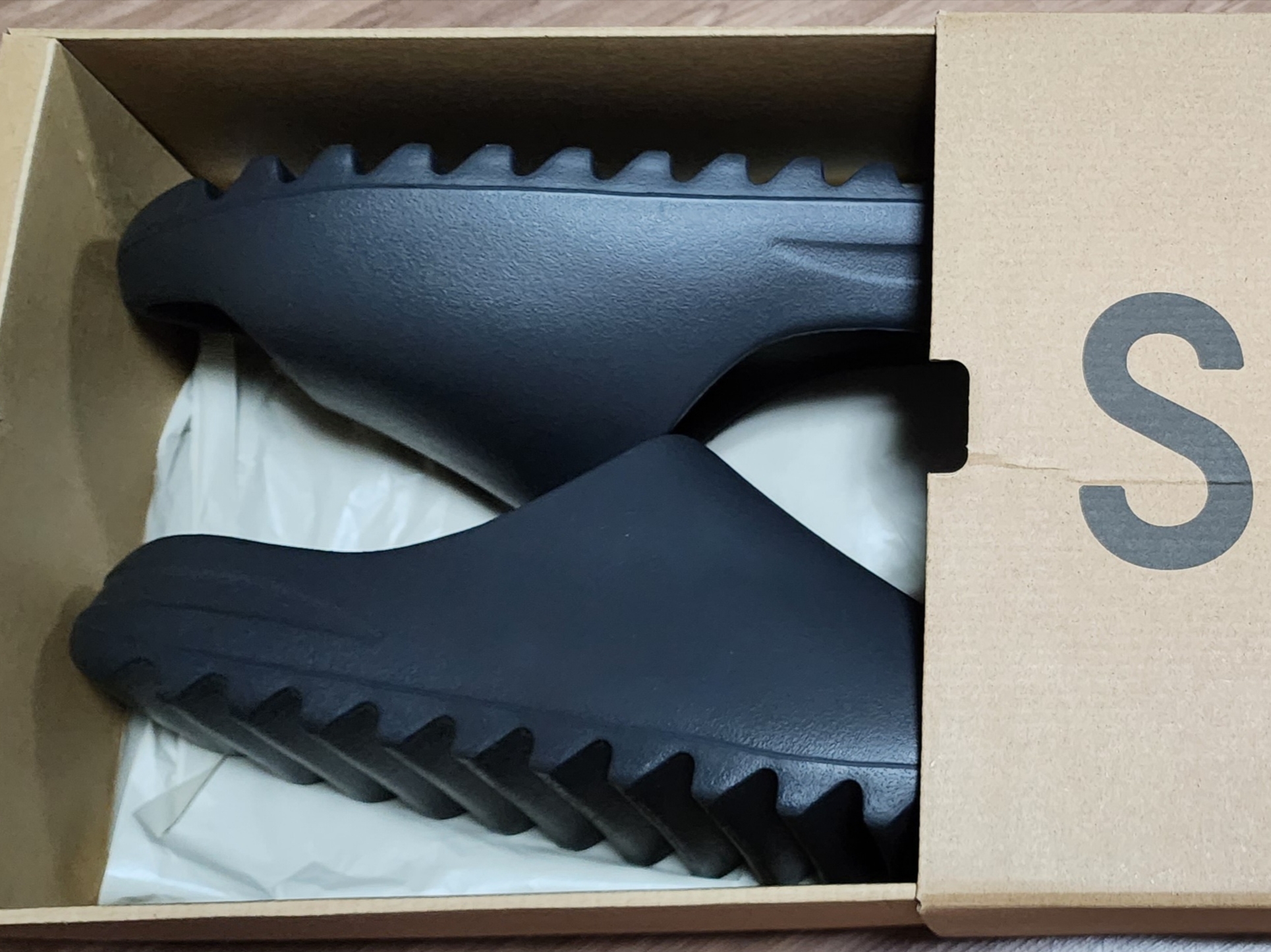 Adidas Yeezy Slide Onyx 착용 스타일 - 2