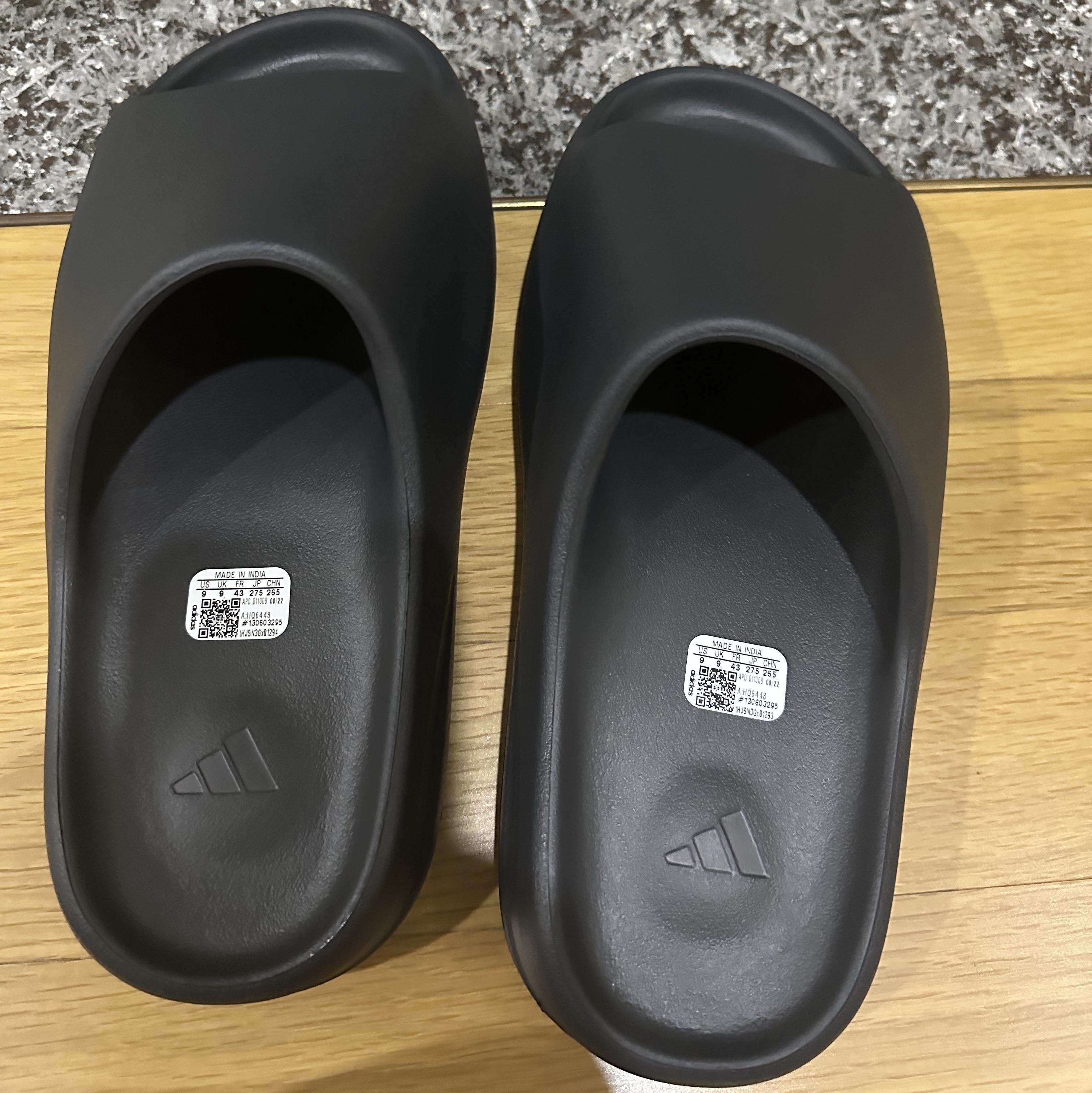 Adidas Yeezy Slide Onyx 착용 스타일