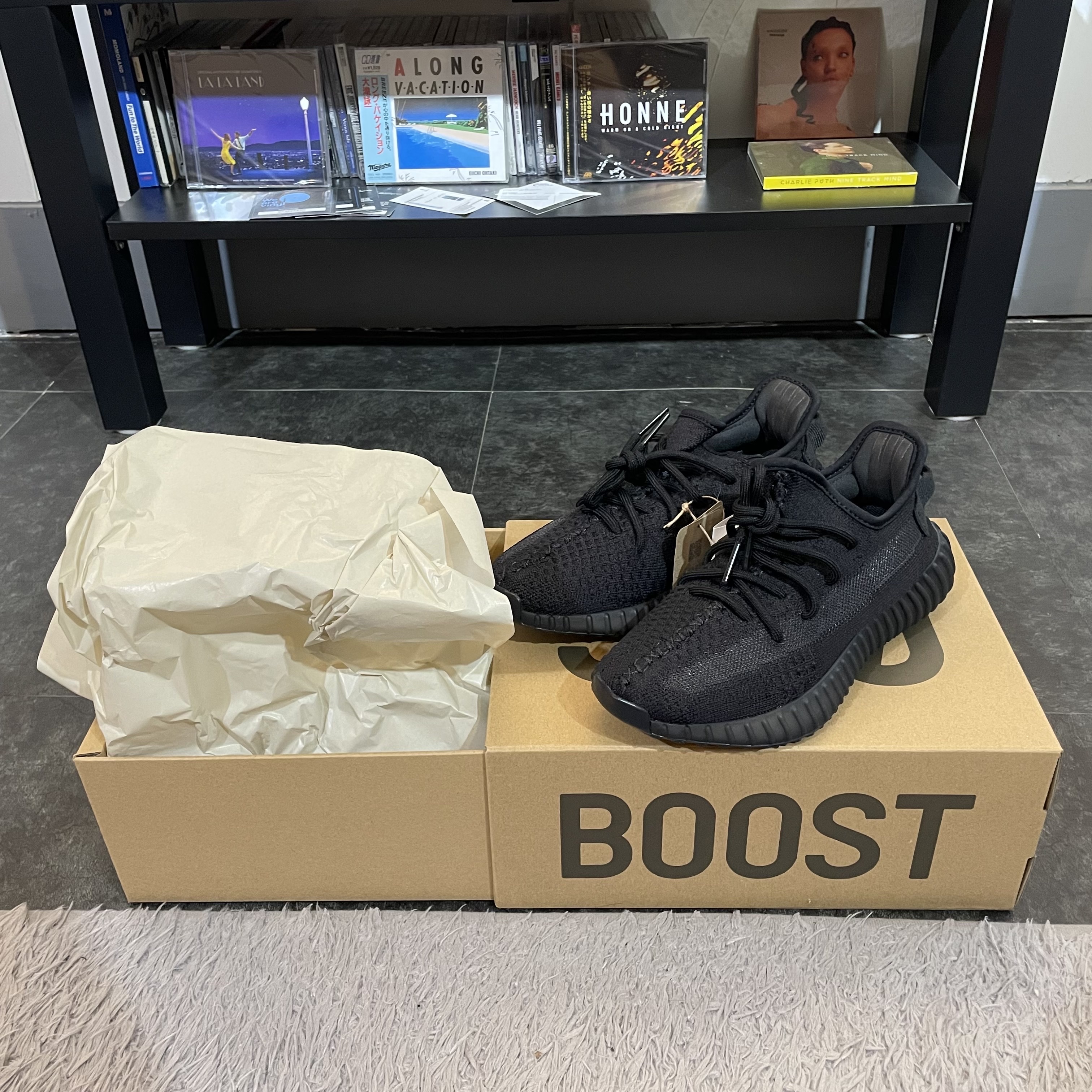 Adidas Yeezy Boost 350 V2 Onyx 착용 스타일 - 3