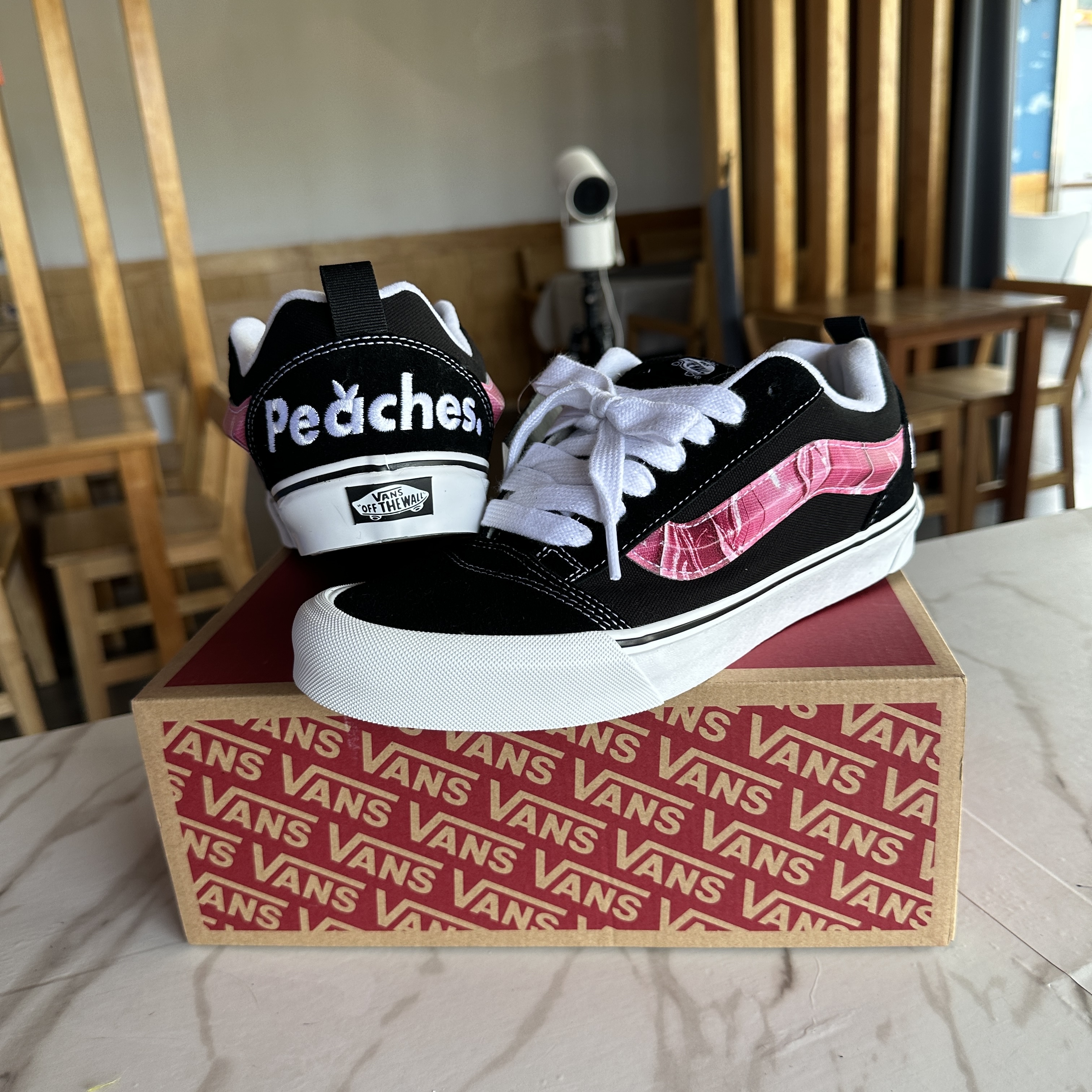Vans x Peaches. Knu-Skool Black Pink 착용 스타일 - 2