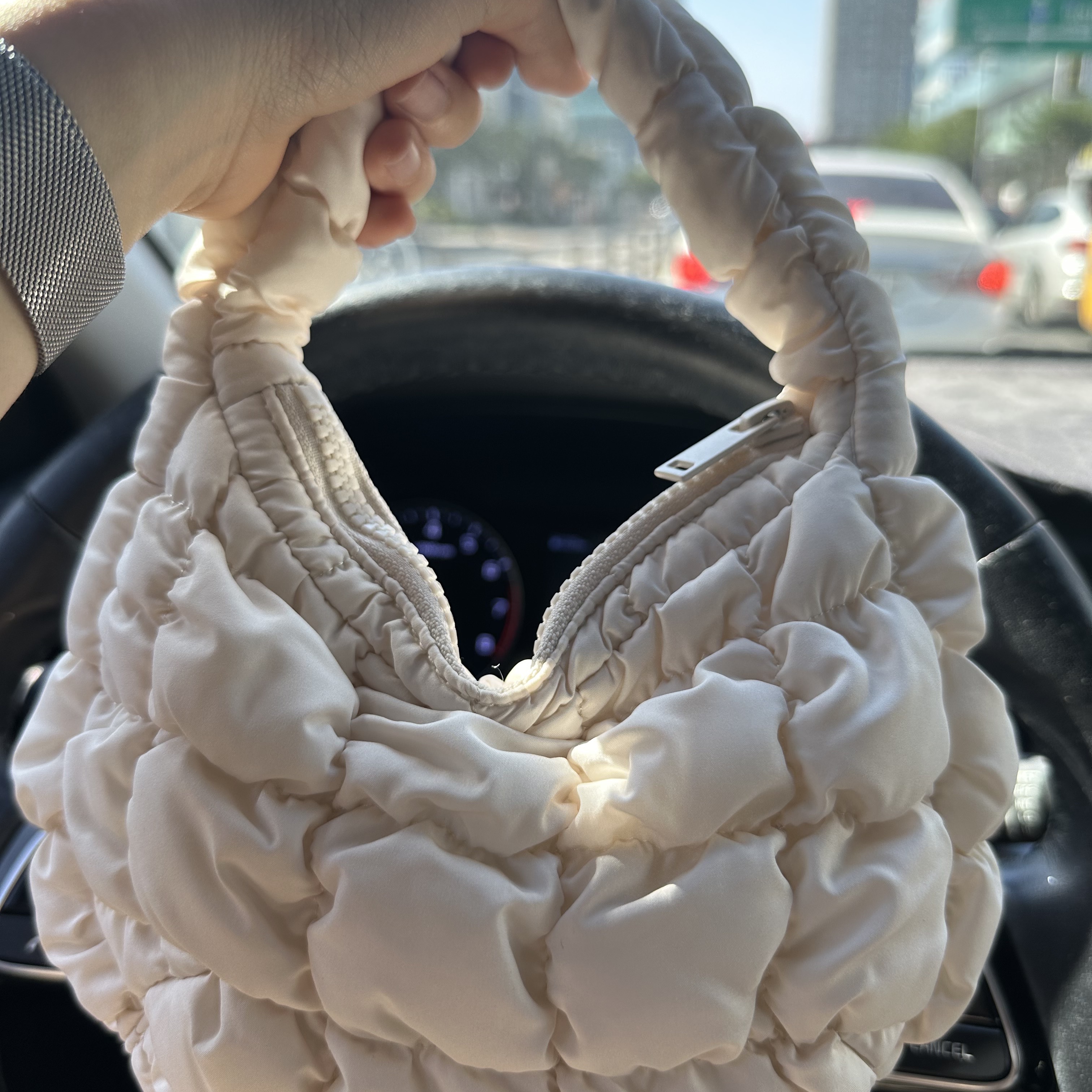 COS Quilted Micro Bag Off White 착용 스타일