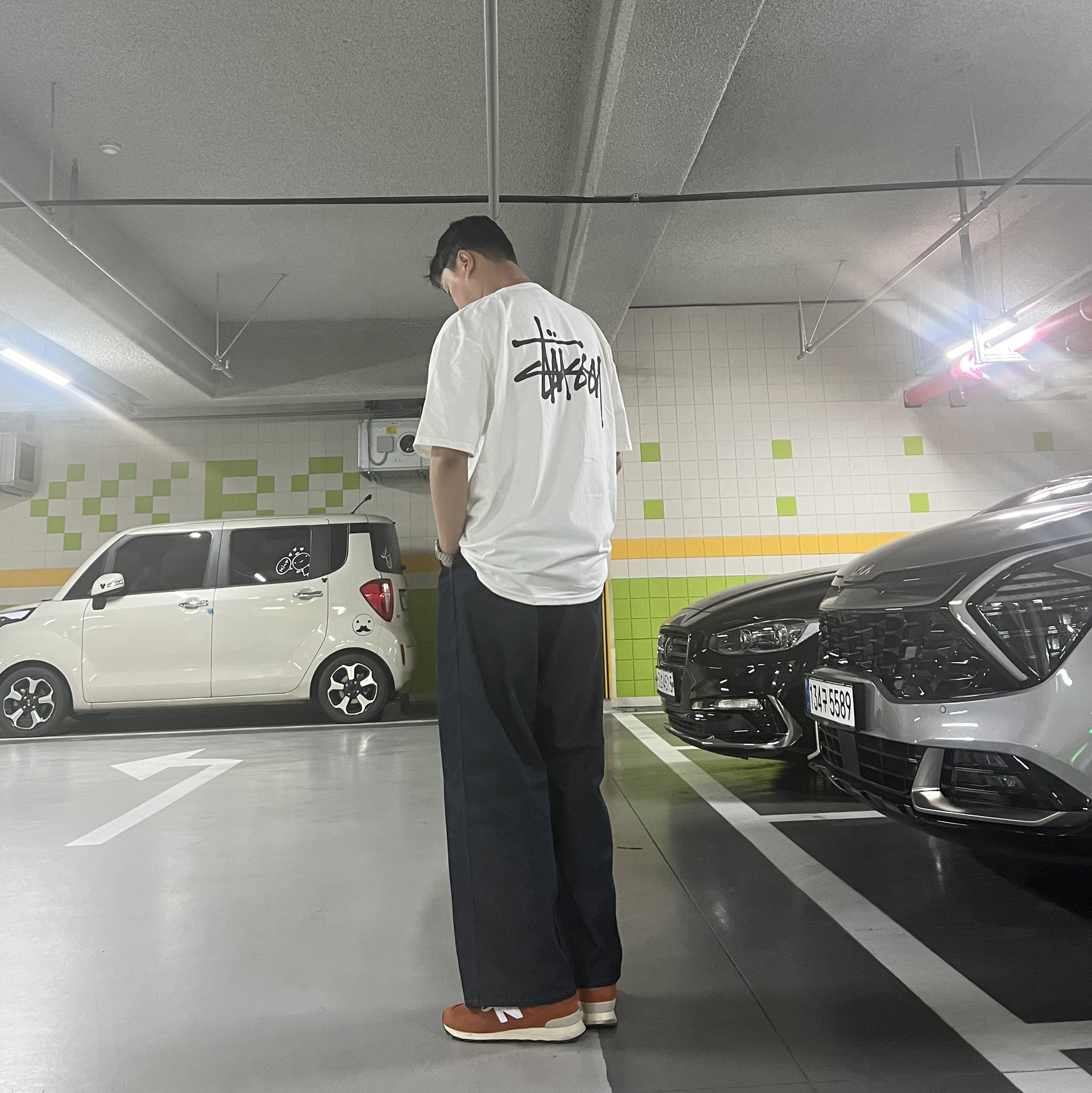 Stussy Basic Stussy T-Shirt White 2023, New Balance 574 Heritage Orange Burst White 착용 스타일