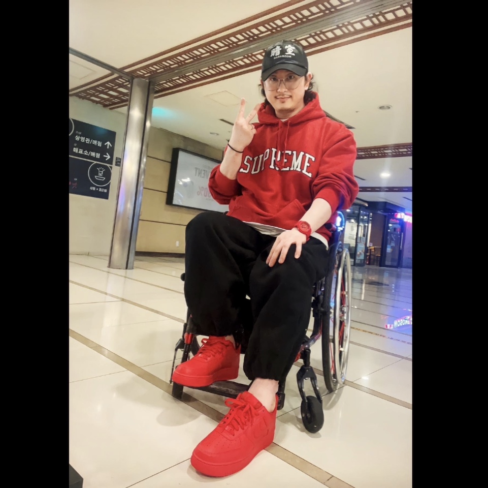 Supreme Glitter Arc Hooded Sweatshirt Red - 23SS, Nike Air Force 1 '07 LV8 Low 1 Triple Red 착용 스타일