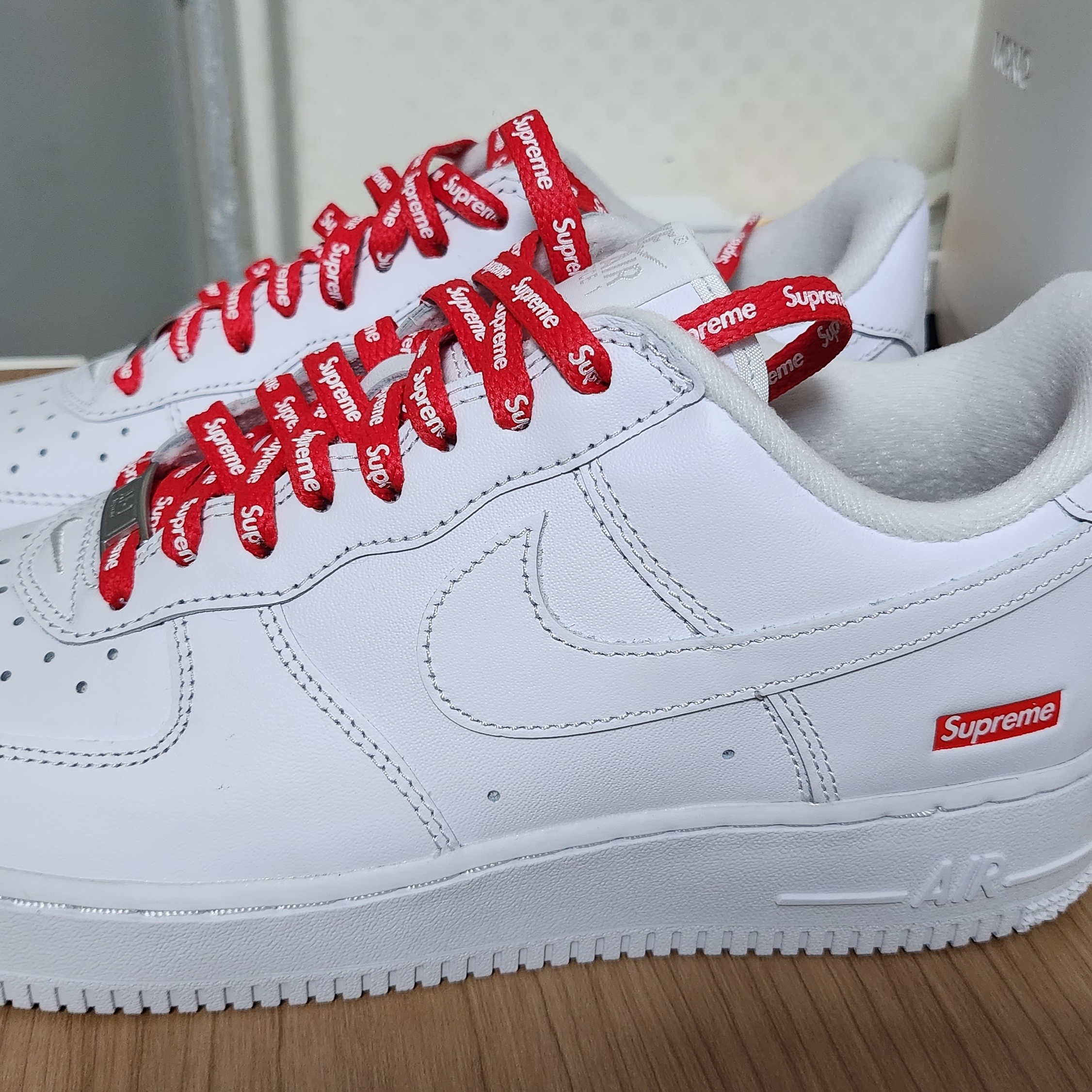 Nike x Supreme Air Force 1 Low White 착용 스타일 - 2