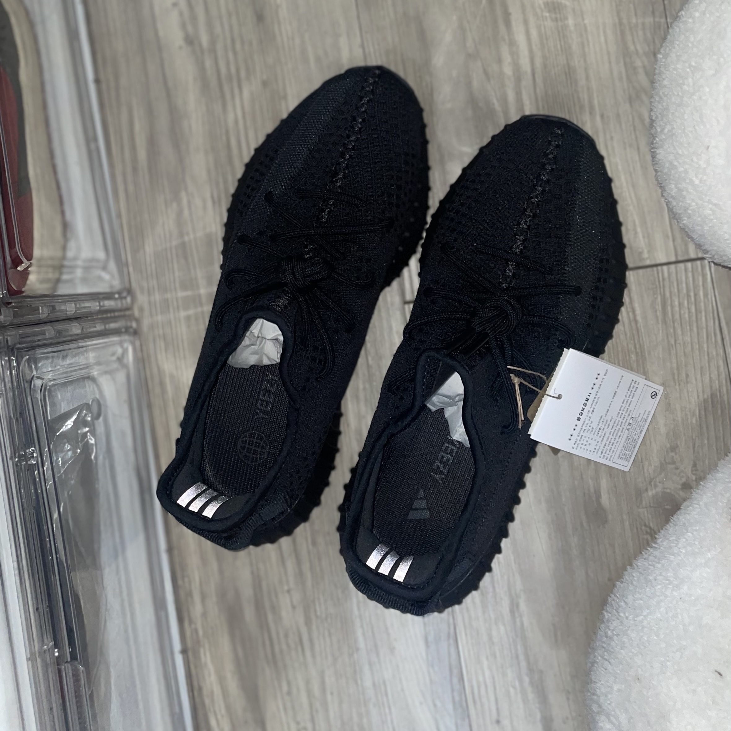 Adidas Yeezy Boost 350 V2 Onyx, Adidas Yeezy Boost 350 V2 Black Red 2017 착용 스타일 - 1