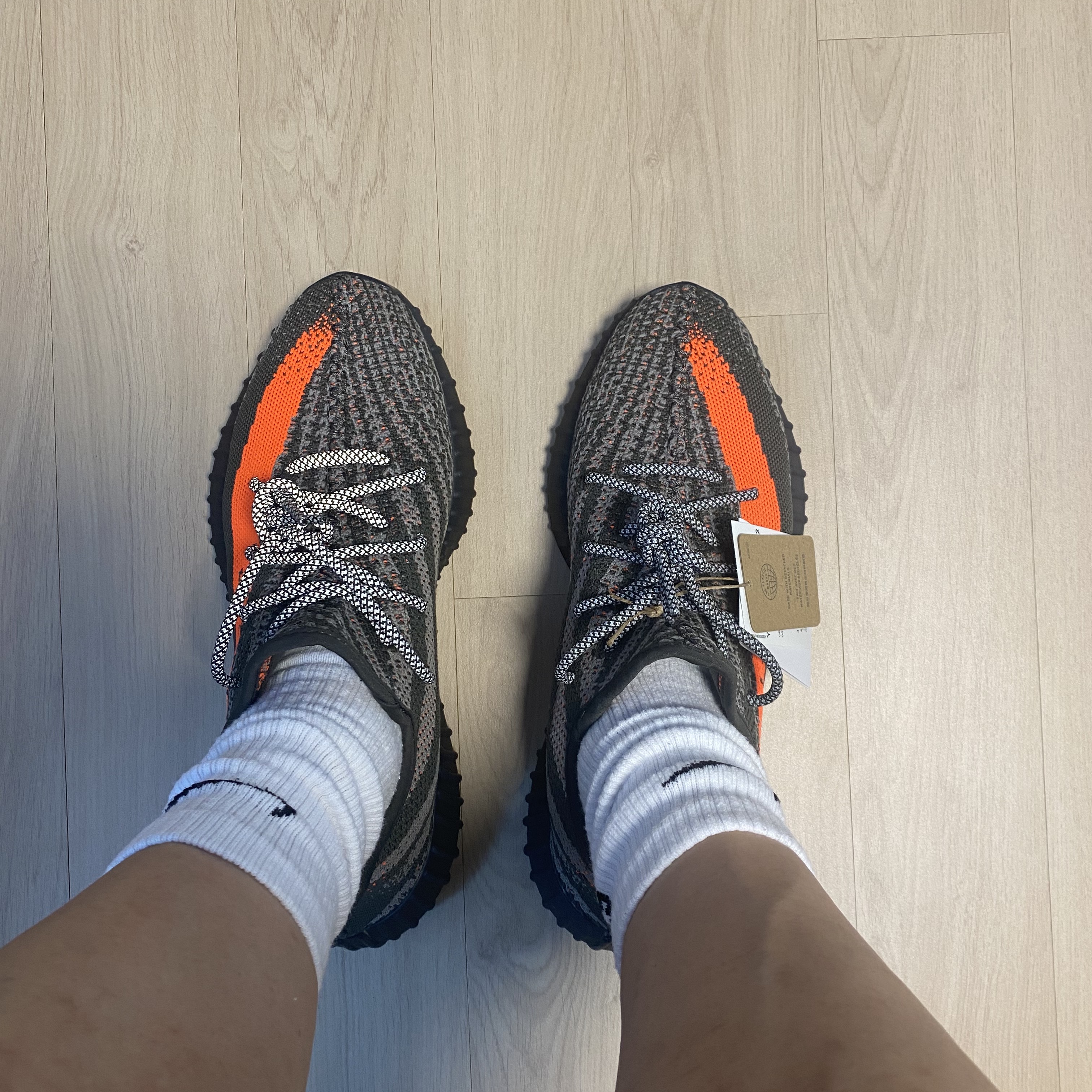 Adidas Yeezy Boost 350 V2 Carbon Beluga, Nike x Stussy NRG Crew Socks White Black 착용 스타일