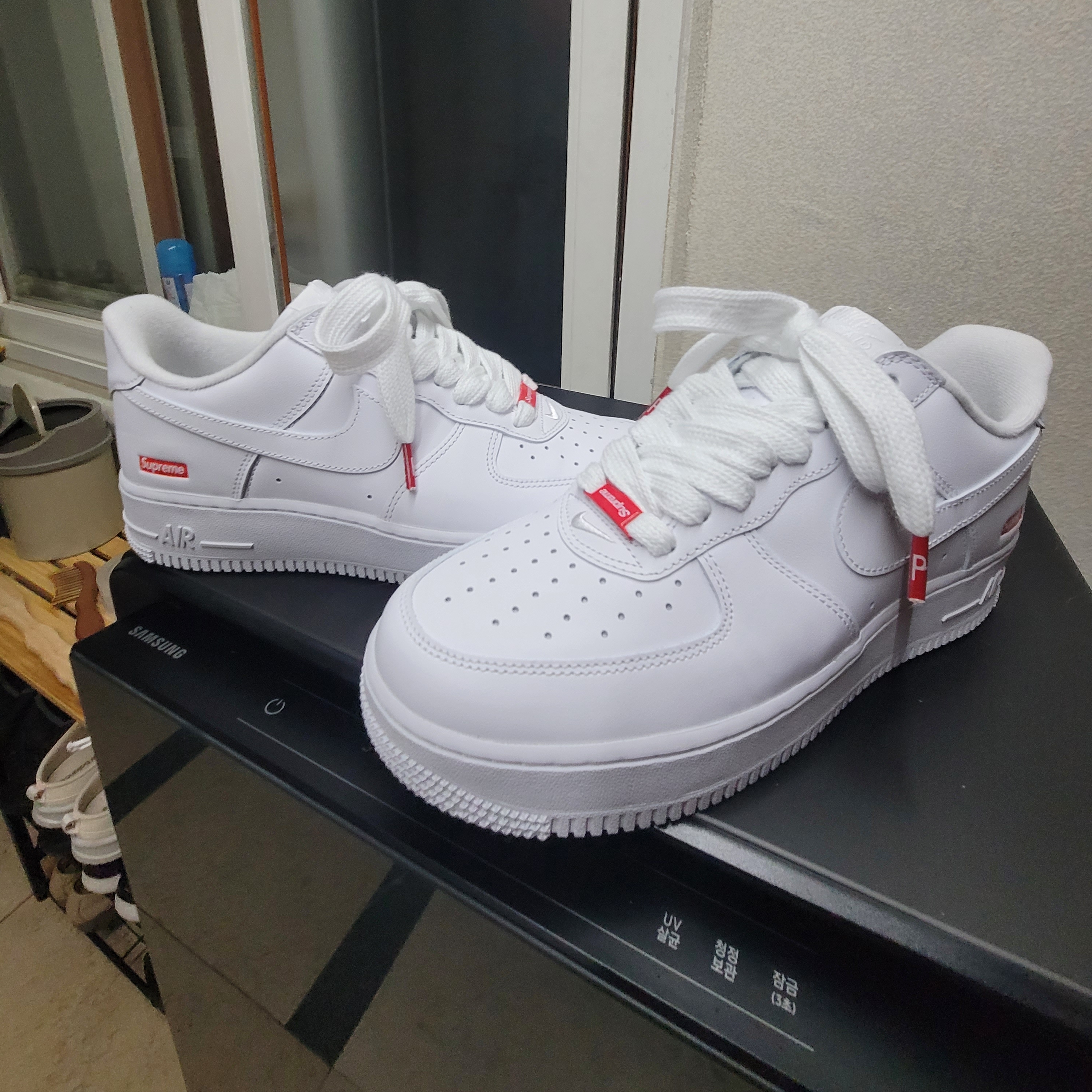 Nike x Supreme Air Force 1 Low White 착용 스타일