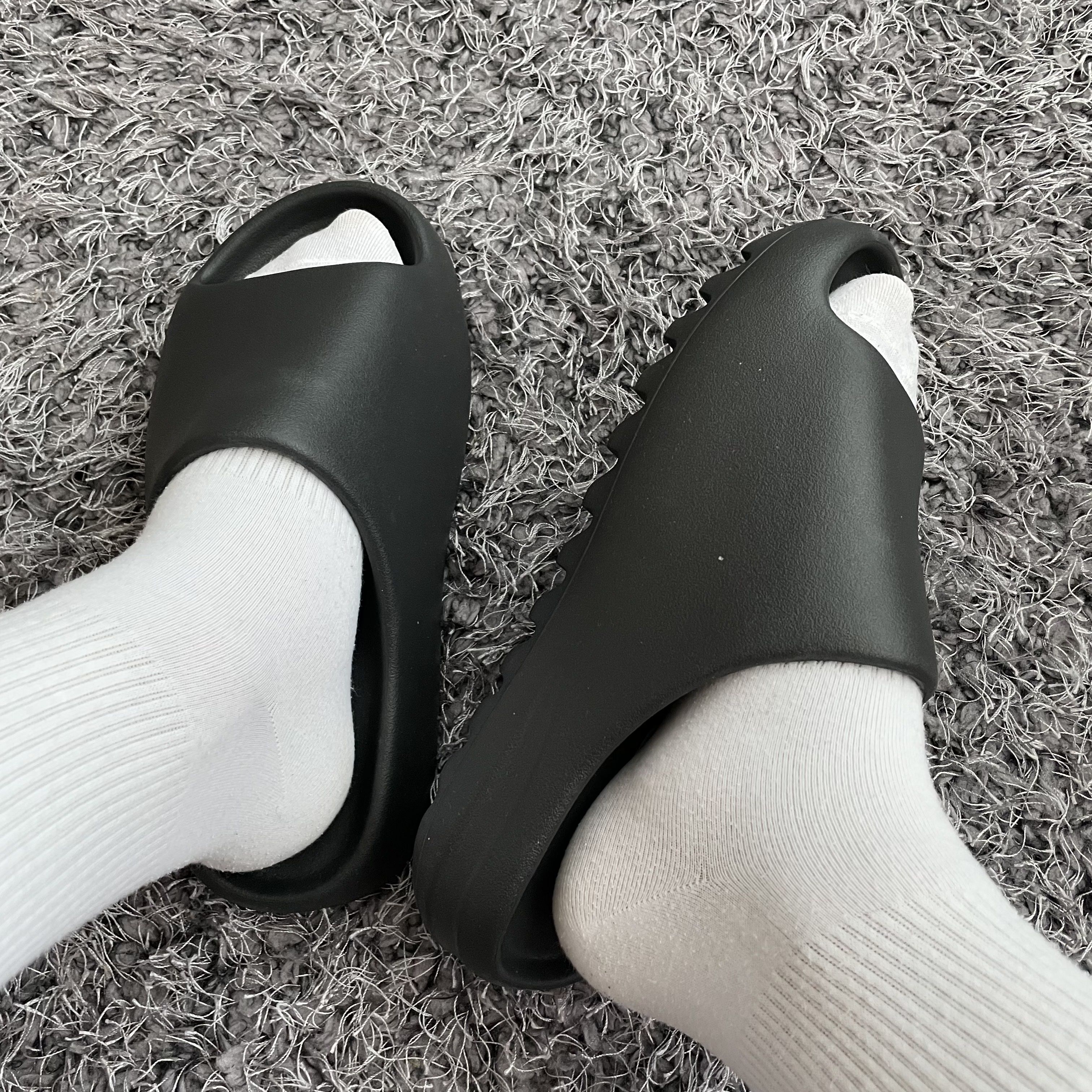 Adidas Yeezy Slide Onyx 착용 스타일 - 3