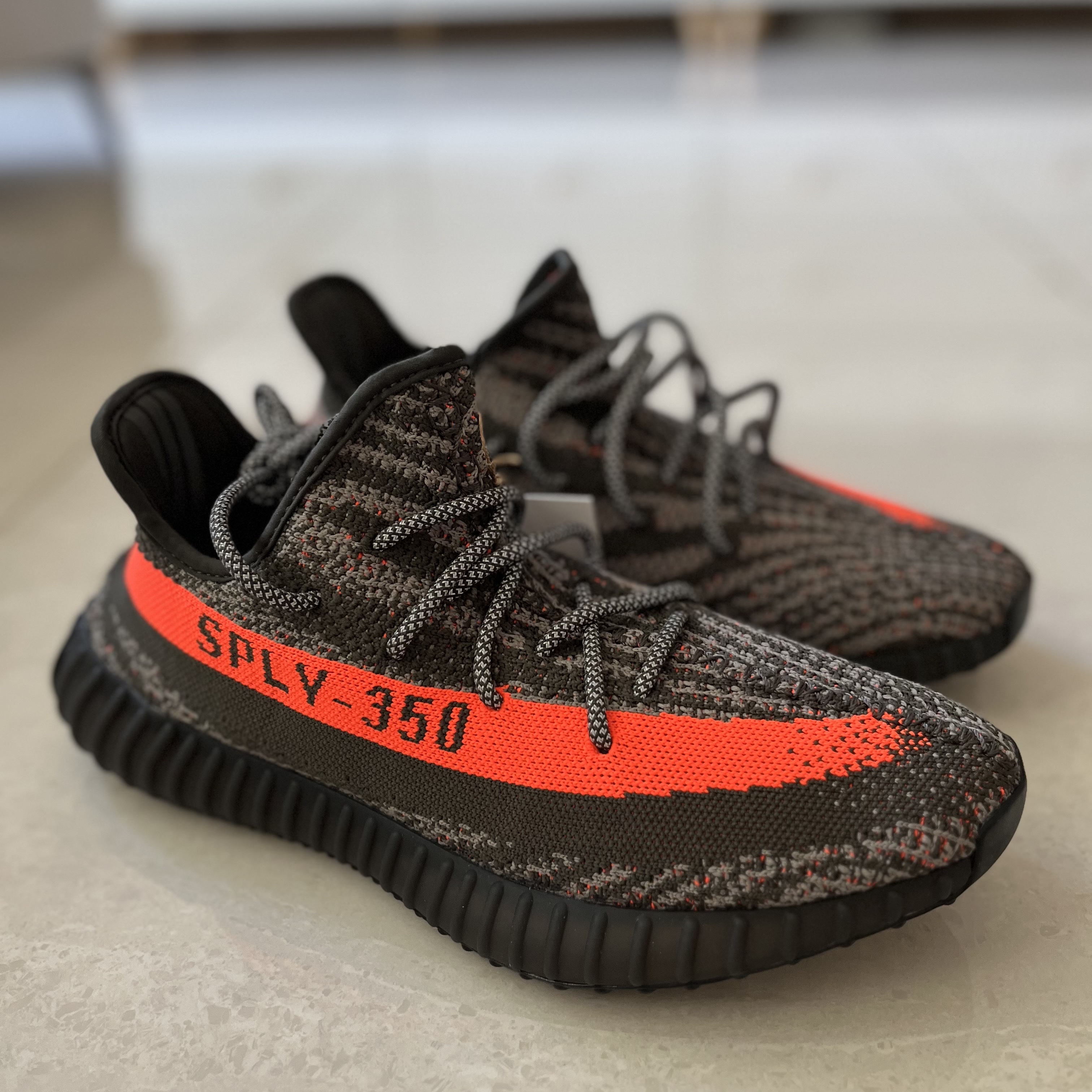 Adidas Yeezy Boost 350 V2 Carbon Beluga 착용 스타일