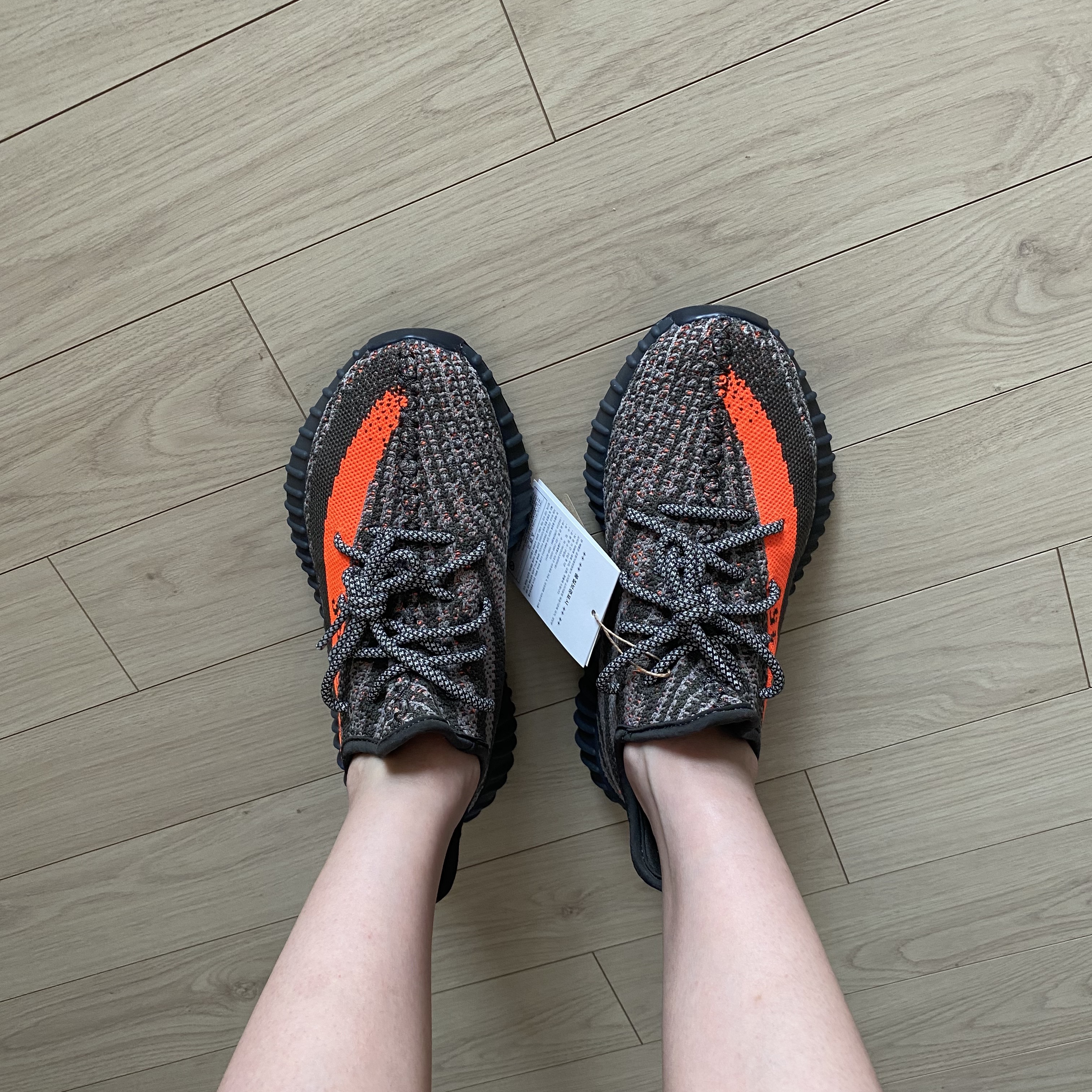 Adidas Yeezy Boost 350 V2 Carbon Beluga 착용 스타일