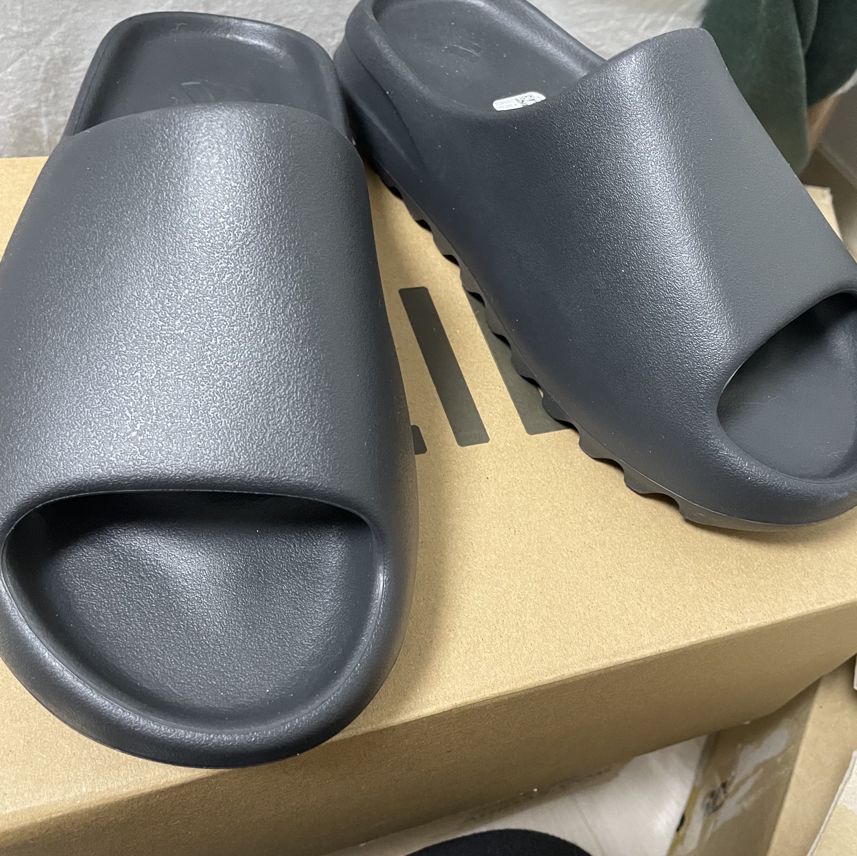 Adidas Yeezy Slide Onyx 착용 스타일 - 2