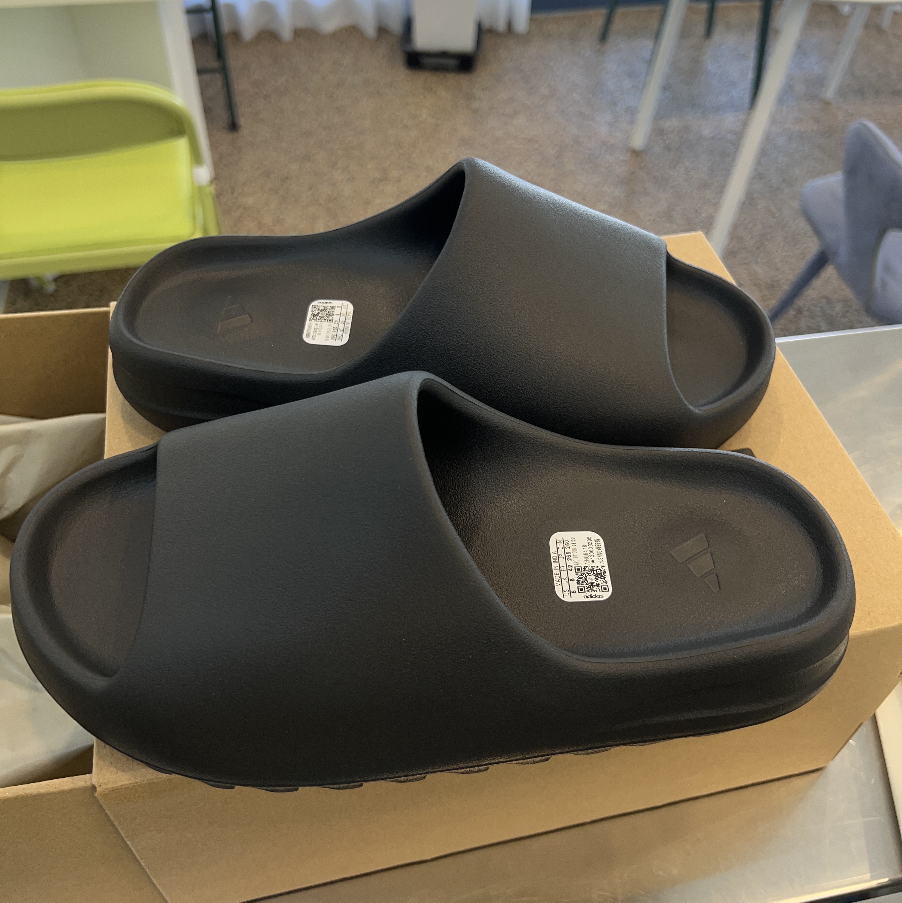 Adidas Yeezy Slide Onyx 착용 스타일