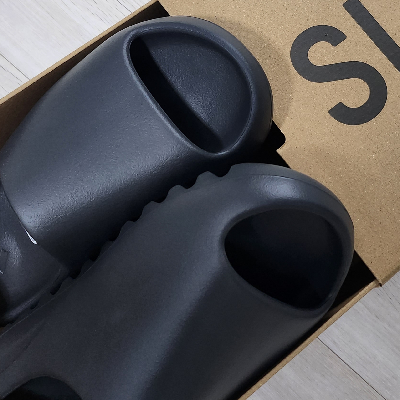 Adidas Yeezy Slide Onyx 착용 스타일
