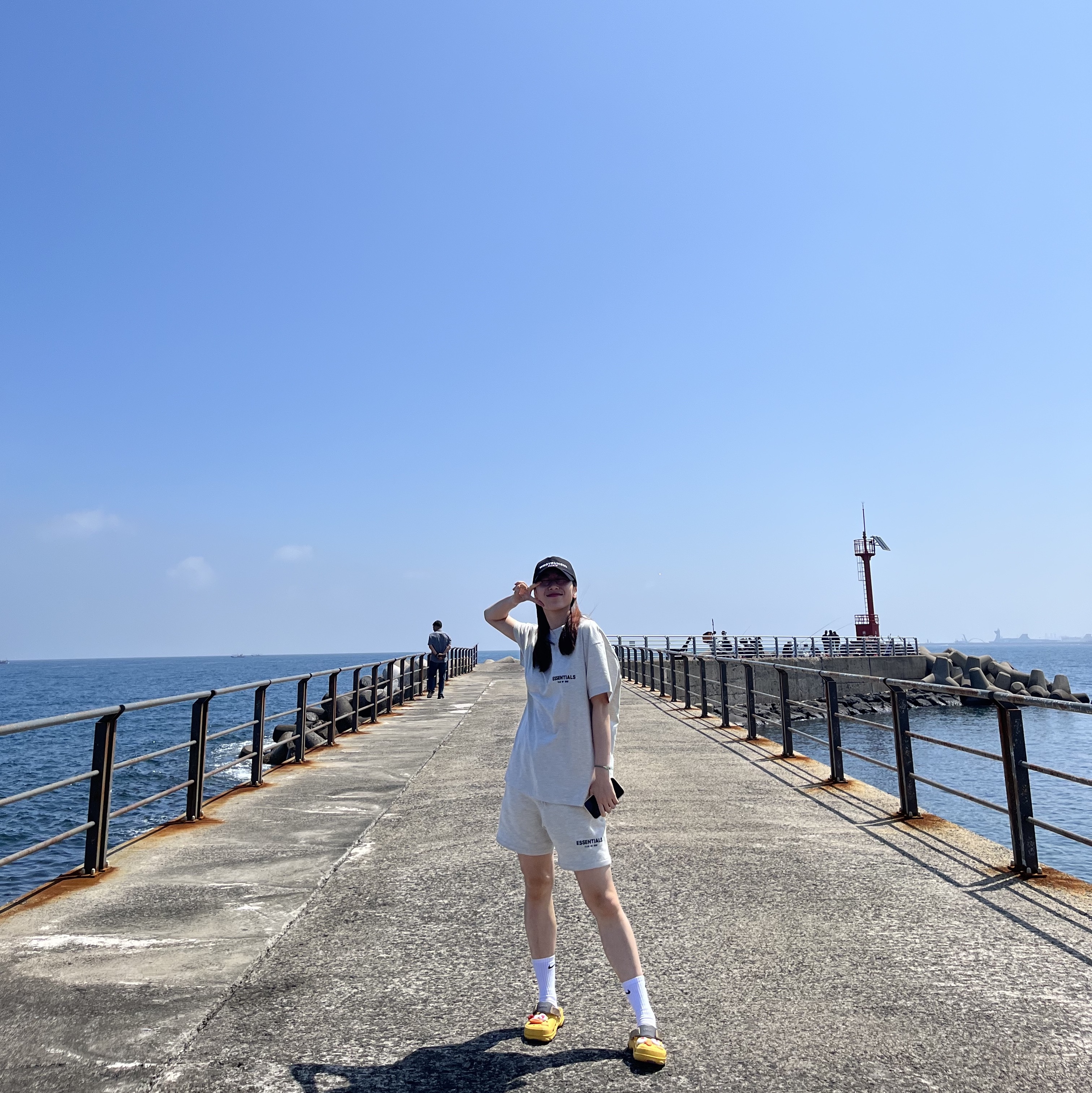 Essentials The Core Collection Sweatshorts Light Oatmeal, Essentials The Core Collection T-Shirt Light Oatmeal 착용 스타일 - 1