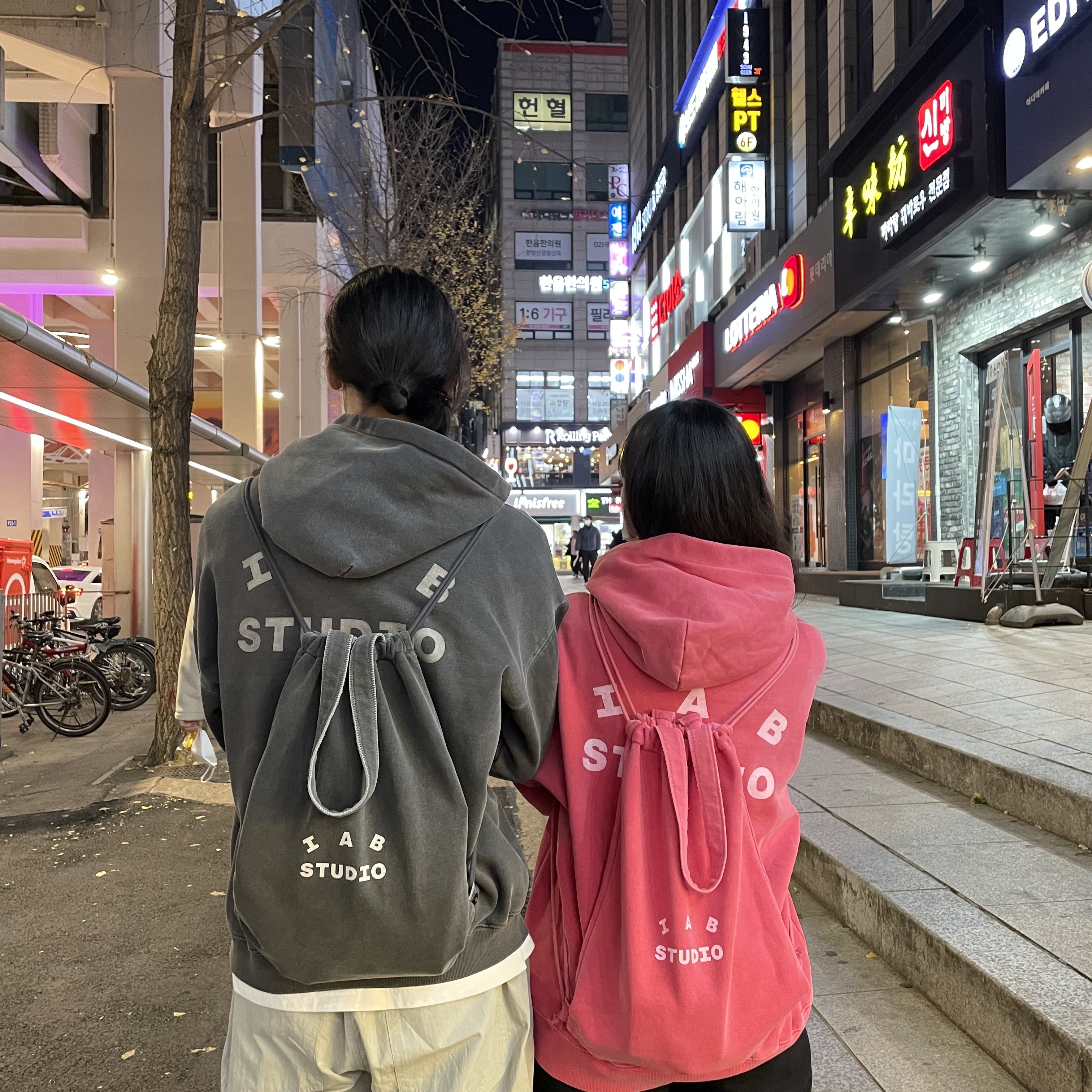 IAB Studio Pigment Hoodie & Sack Coral, IAB Studio Hoodie Navy - 21SS 착용 스타일 - 2