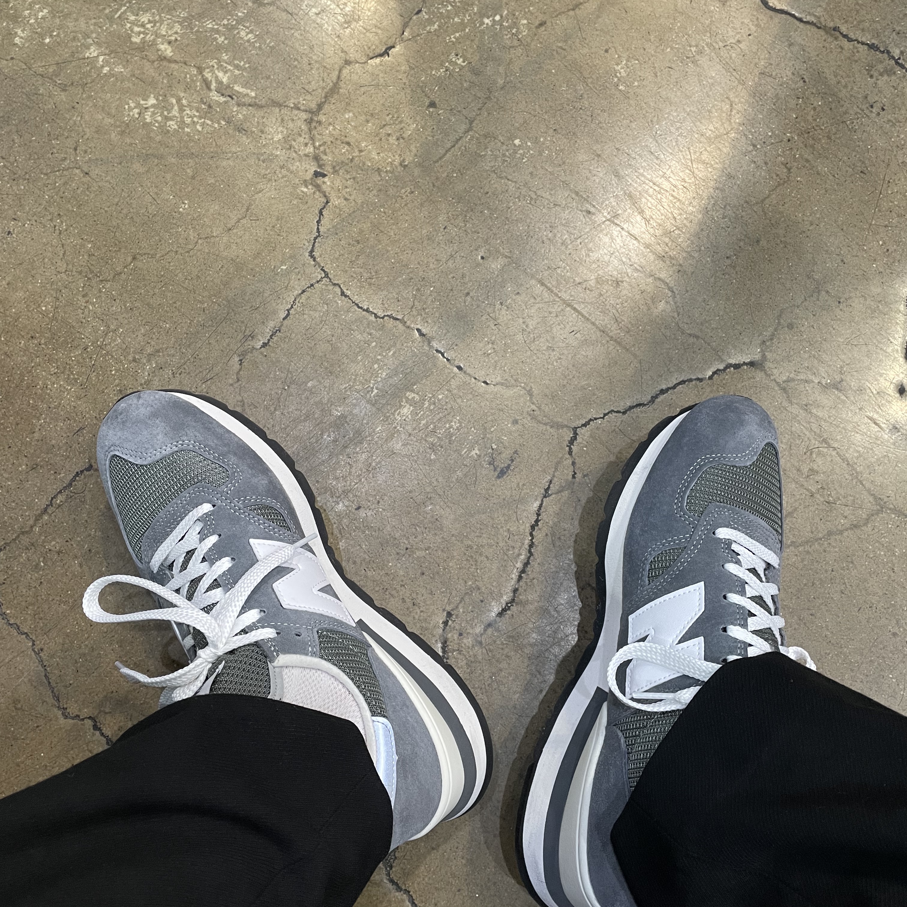 New Balance 990v1 Made in USA Grey White 착용 스타일 - 1