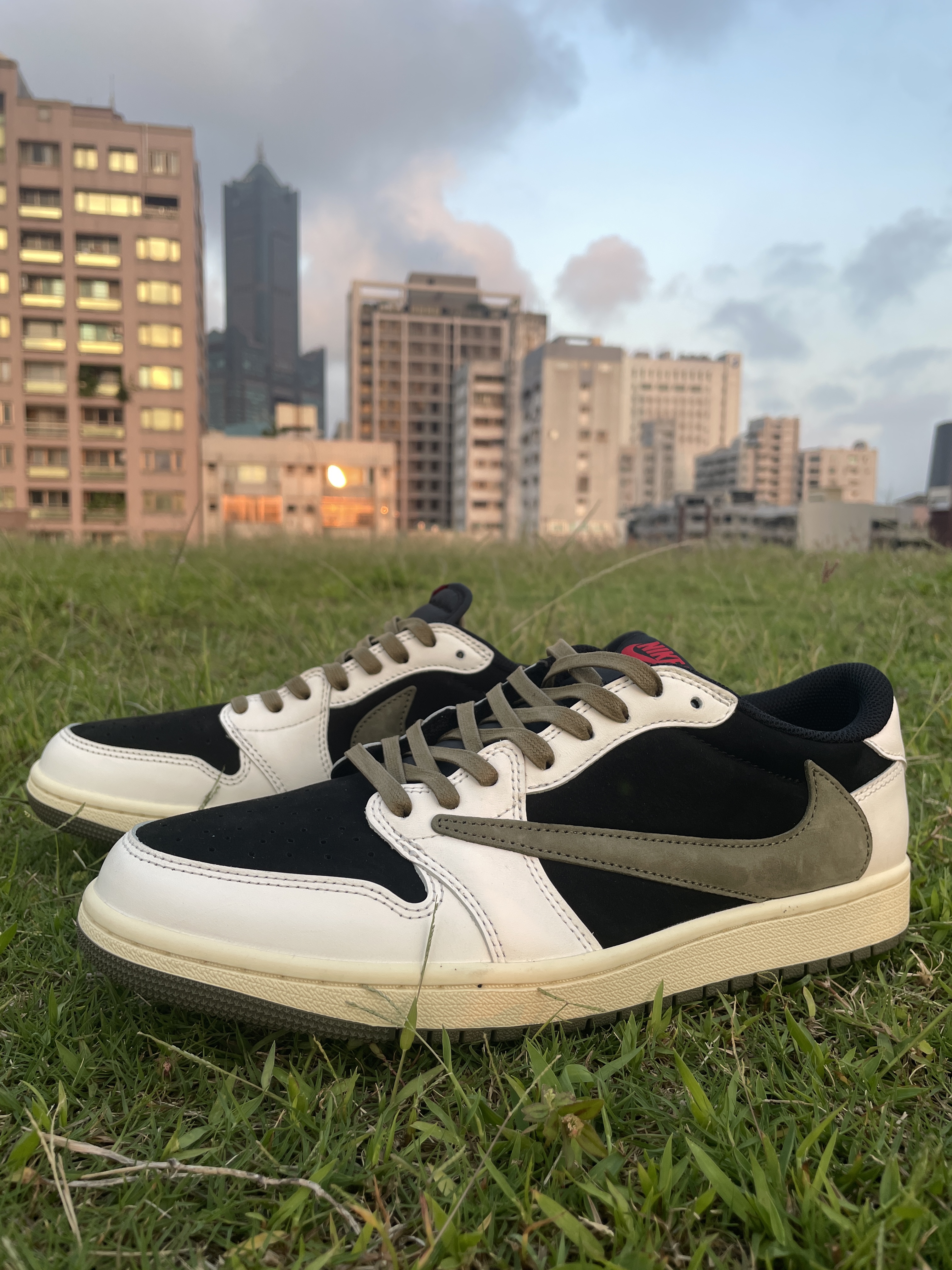 (W) Jordan 1 x Travis Scott Retro Low OG SP Medium Olive 착용 스타일 - 2
