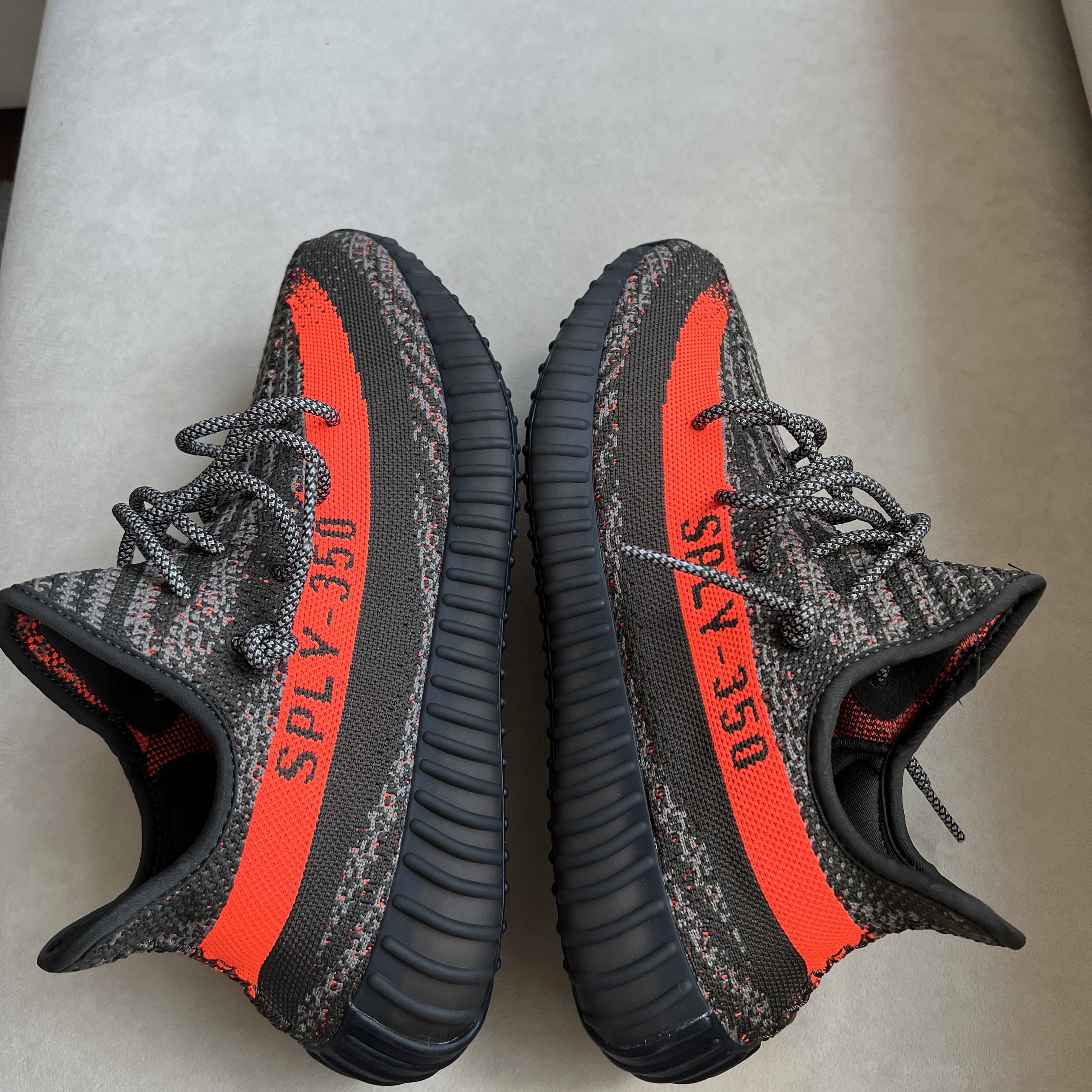 Adidas Yeezy Boost 350 V2 Carbon Beluga 착용 스타일 - 2
