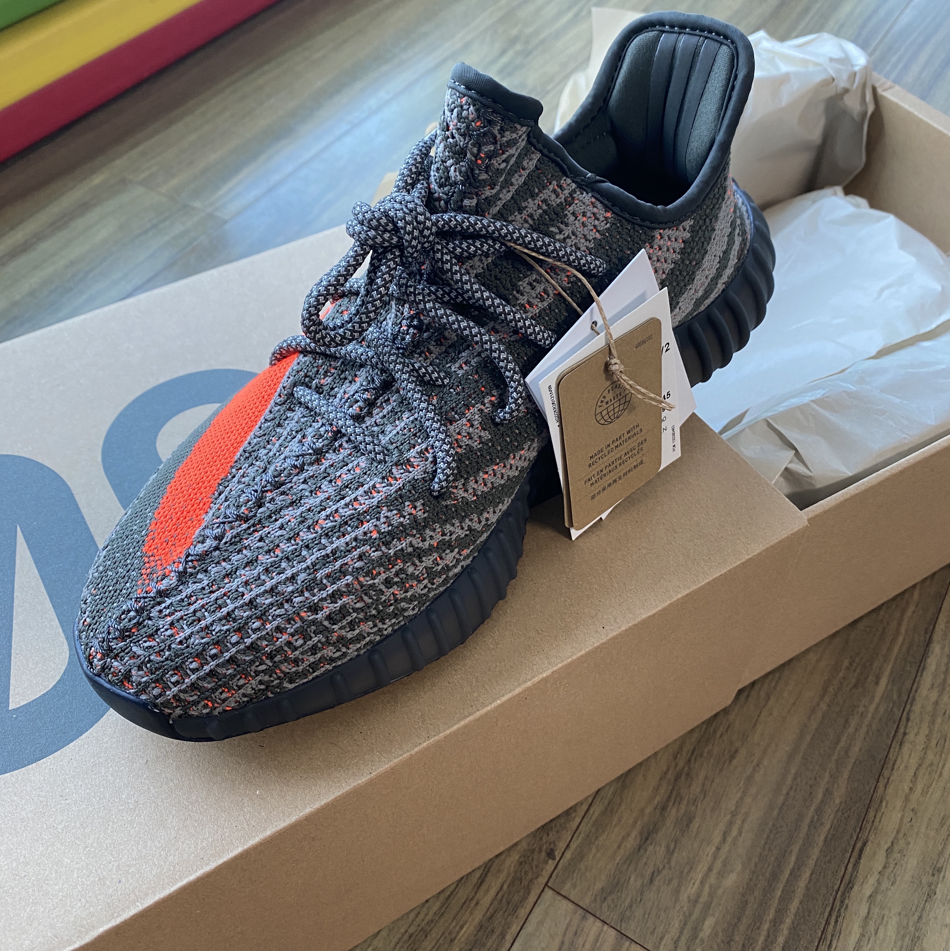 Adidas Yeezy Boost 350 V2 Carbon Beluga 착용 스타일 - 3