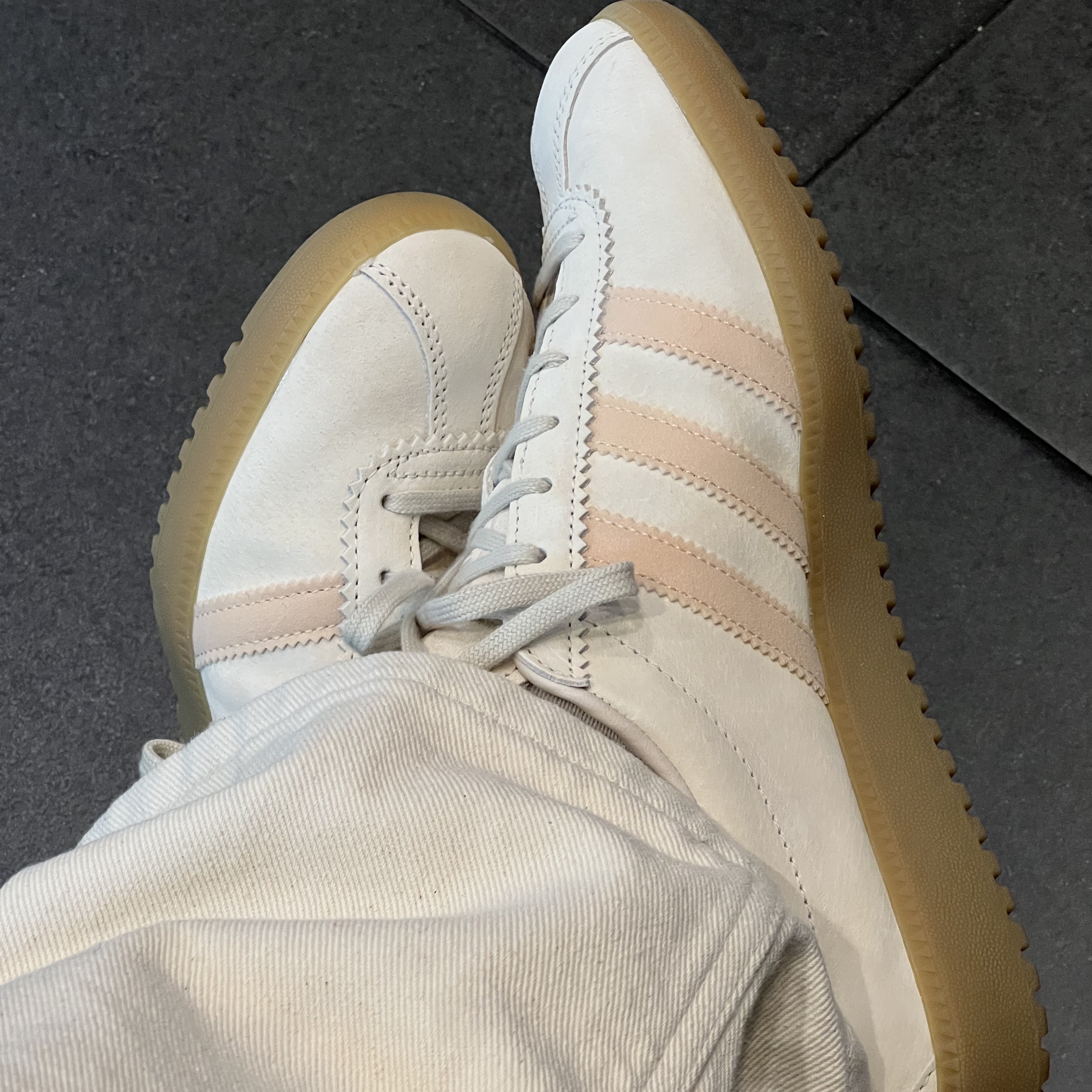 Adidas Bermuda Wonder White 착용 스타일