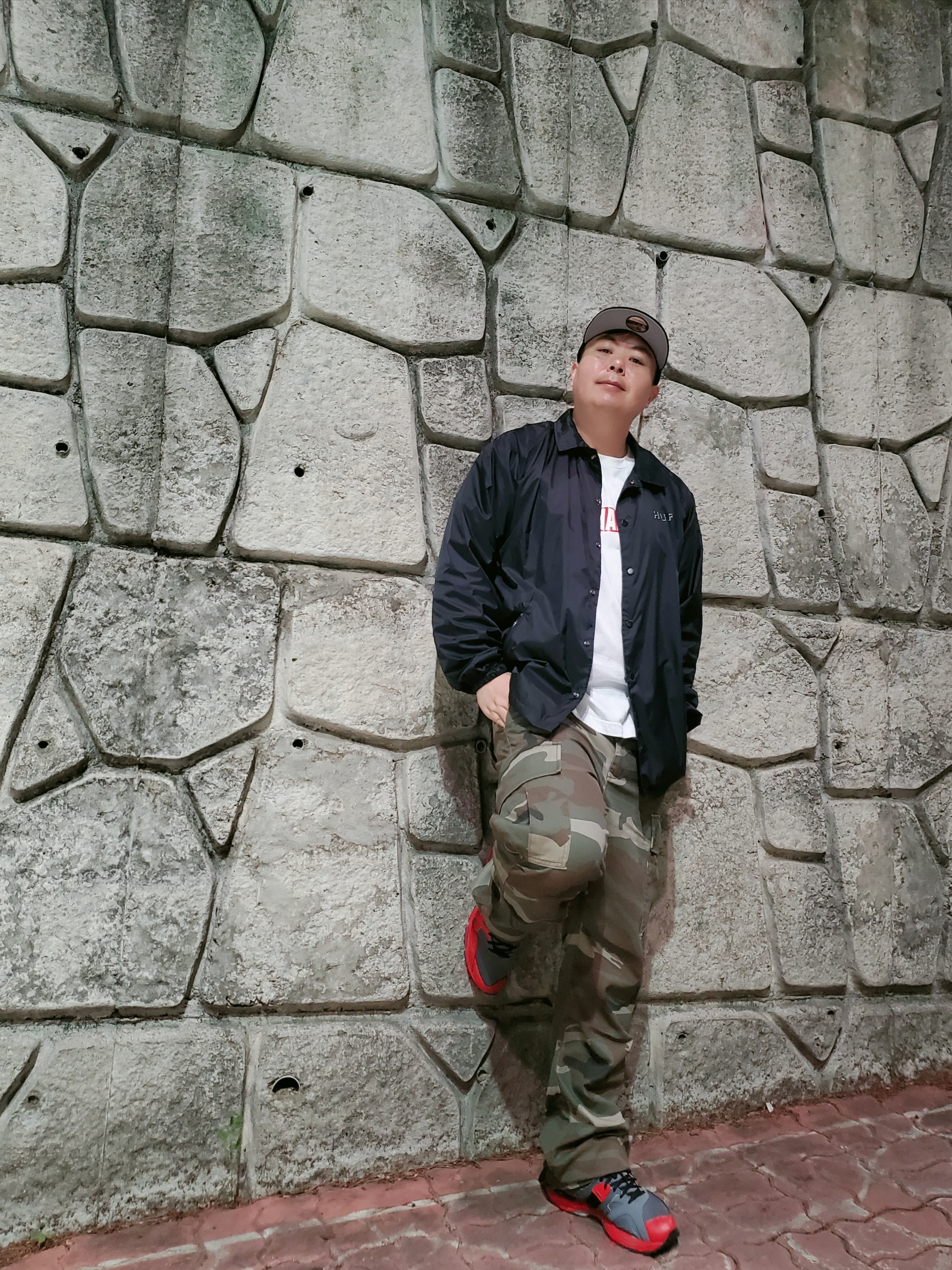 Asics HS2-S Gel-MC Plus Classic Red, Essentials x New Era E Trucker Cap Black 착용 스타일
