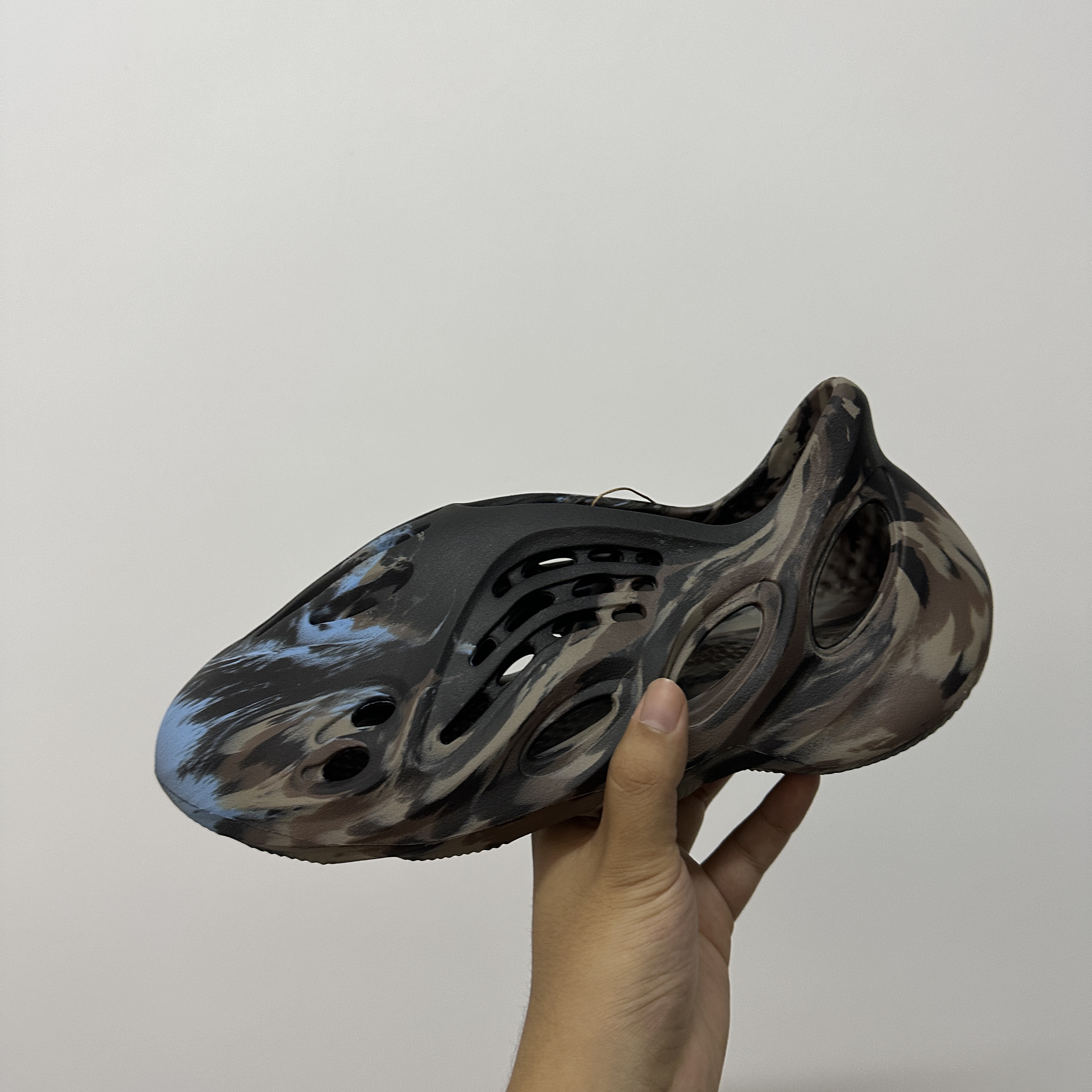 Adidas Yeezy Foam RNNR MX Cinder 착용 스타일 - 2