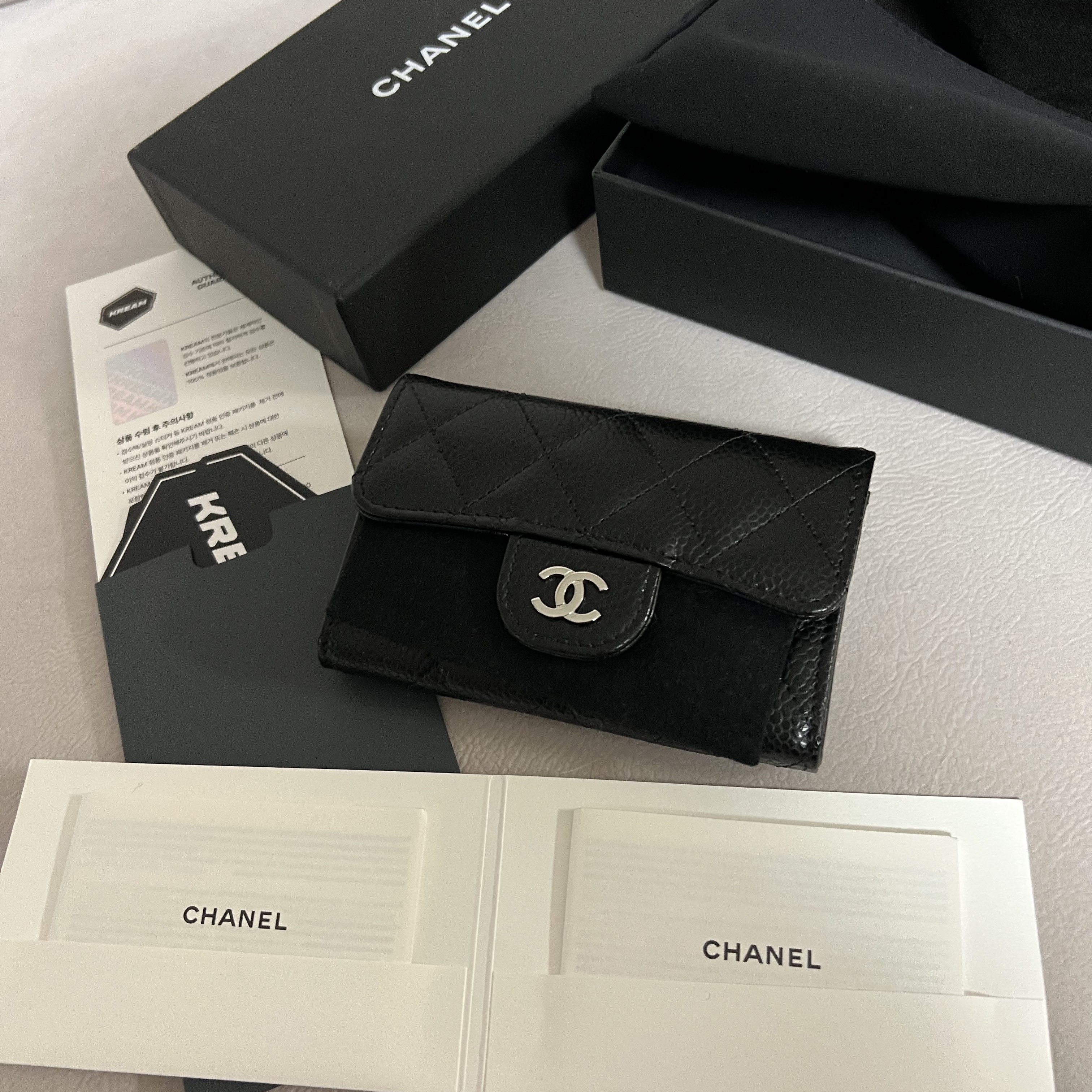 Chanel Classic Card Holder Grained Calfskin & Silver Black 착용 스타일 - 3