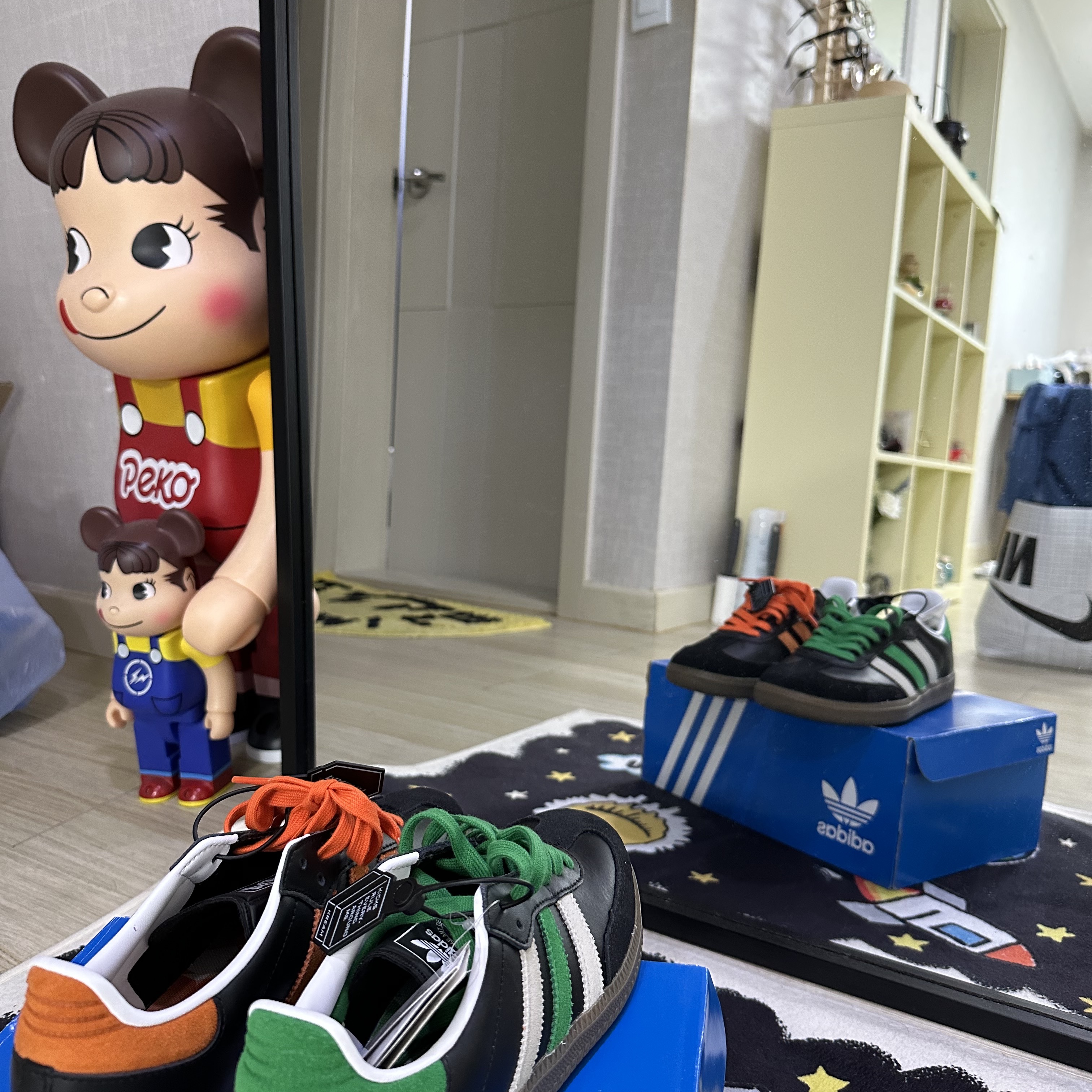 Adidas Samba Black Orange Green 착용 스타일 - 2
