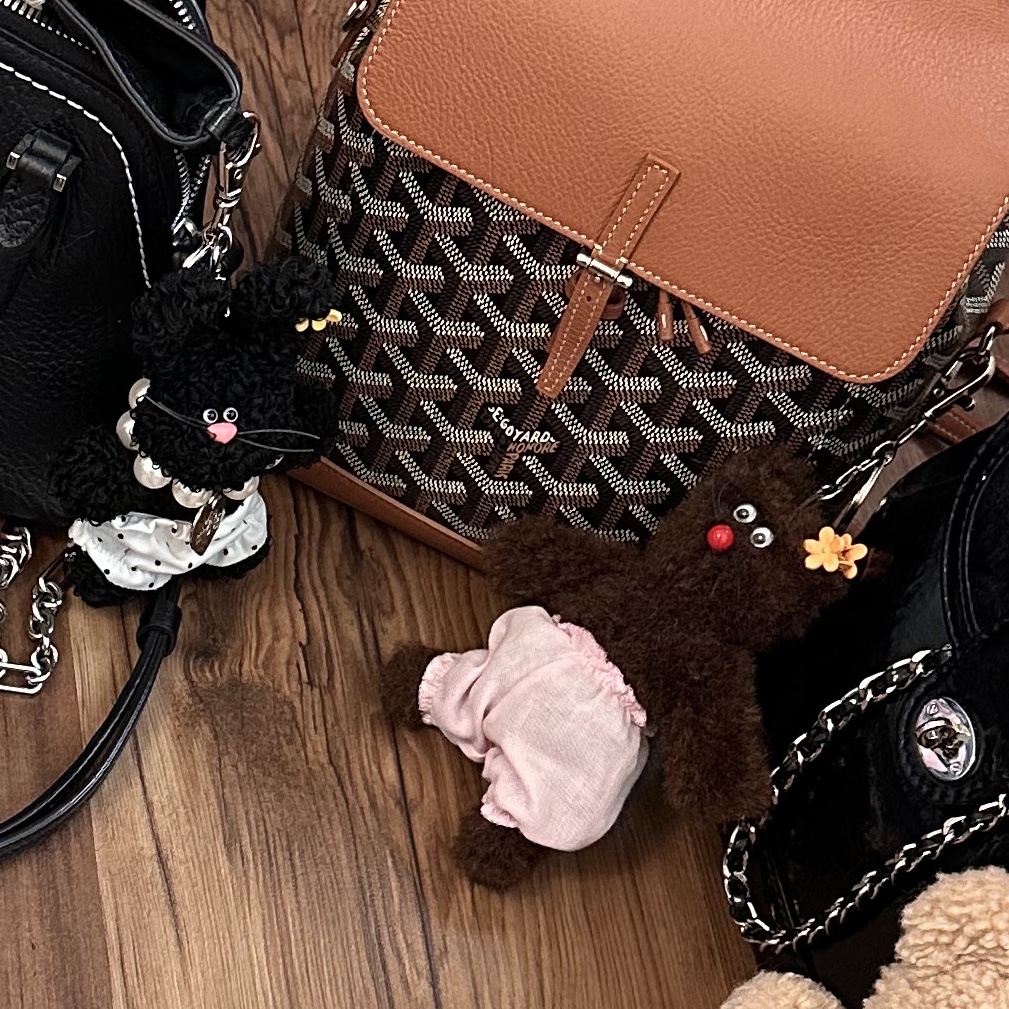 [KREAM 단독] Monamhee Bred Keyring with Pink Pants Brown 착용 스타일