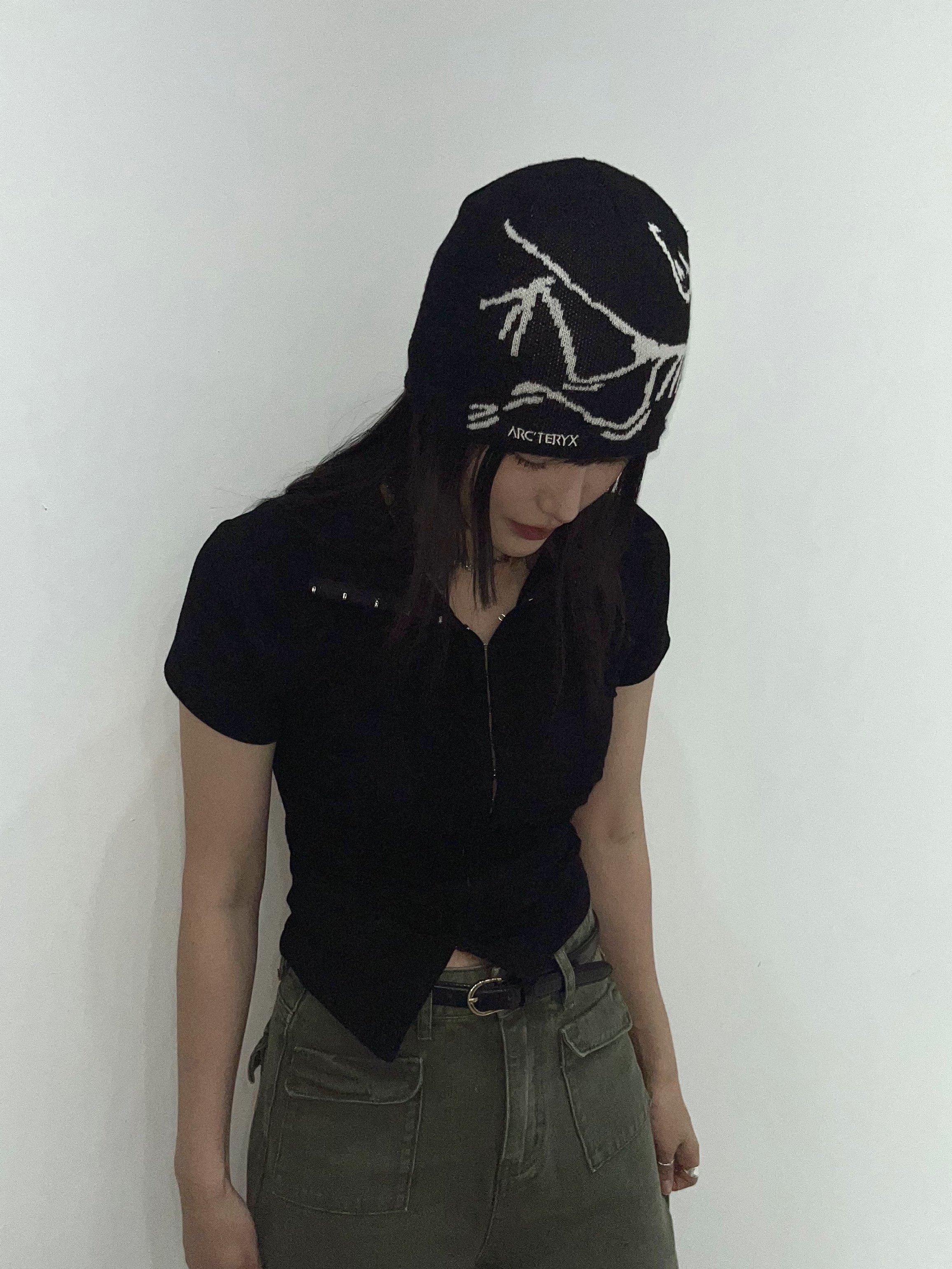 Arc'teryx Bird Head Toque Orca, Nike Air Force 1 '07 Low Triple Black 착용 스타일 - 3