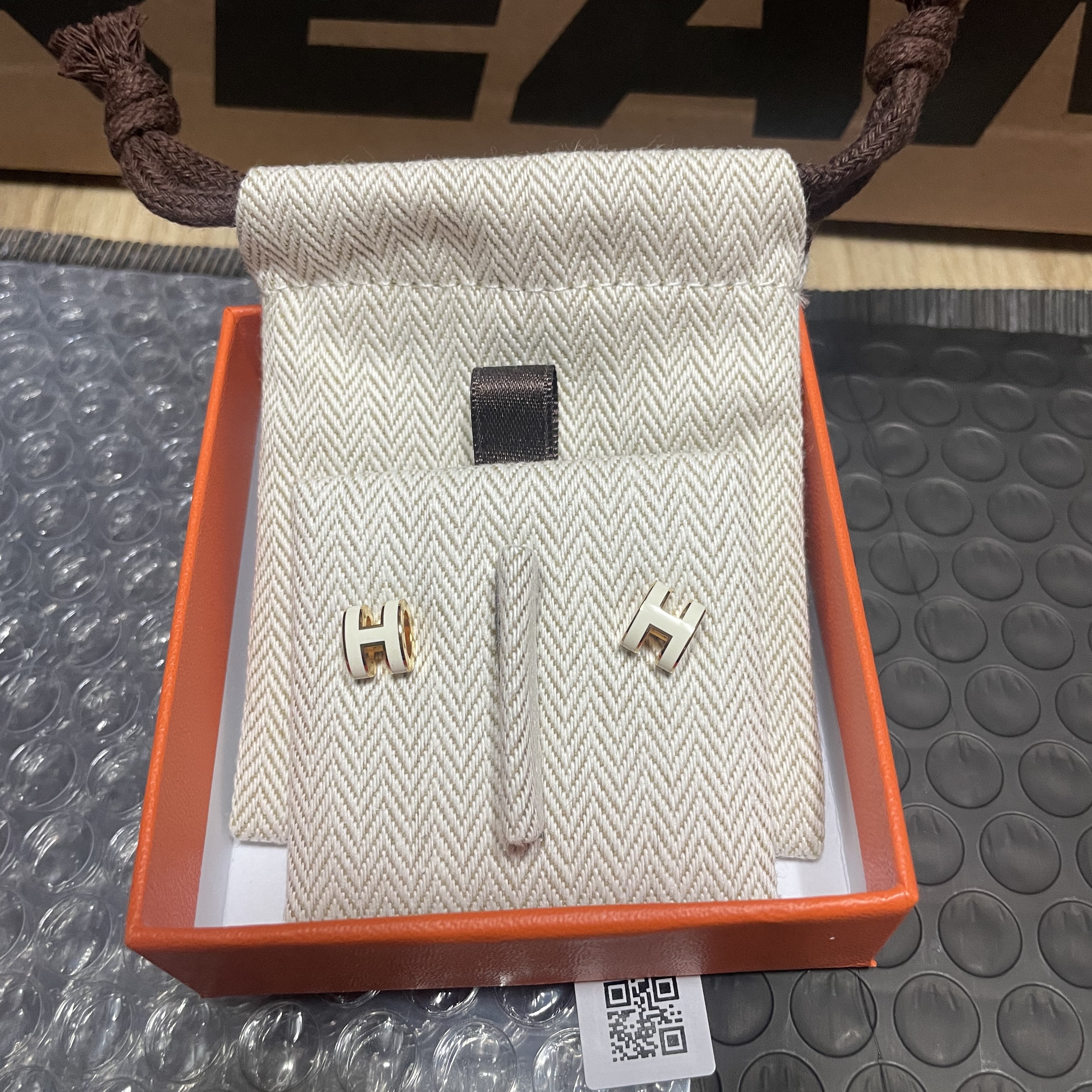 (W) Hermes Mini Pop H Earrings Gold & Blanc 착용 스타일