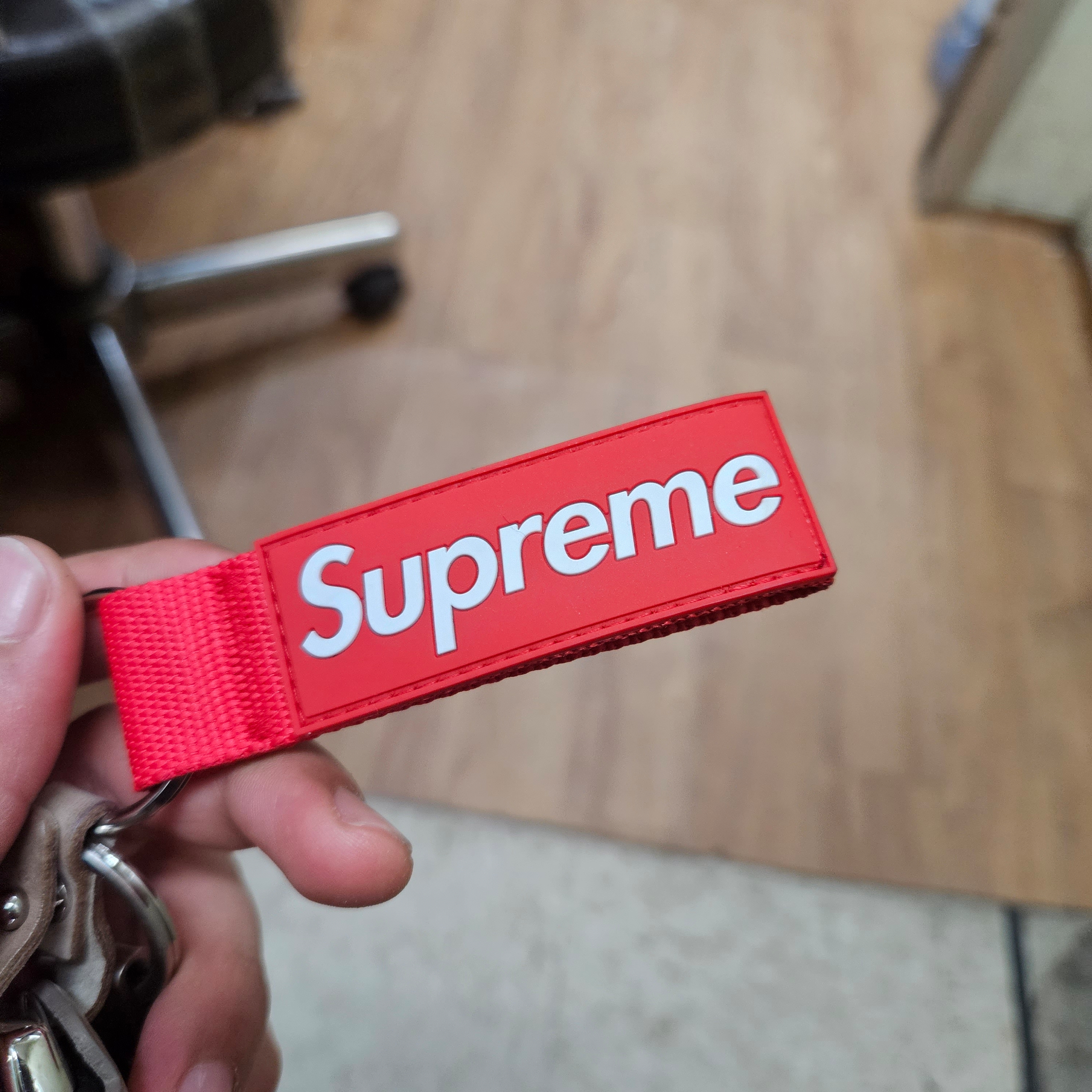 Supreme Webbing Keychain Red - 23SS 착용 스타일