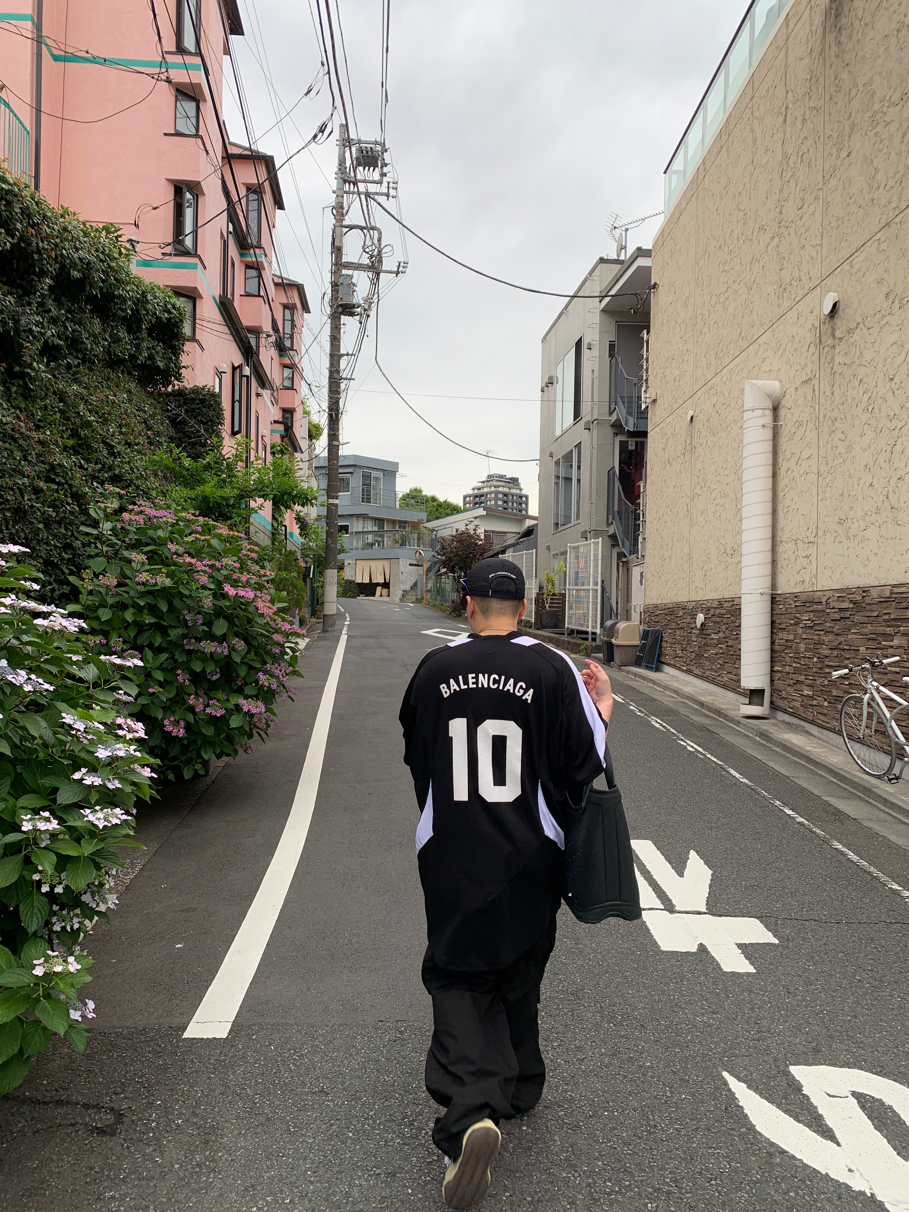 Balenciaga x Crocs Rubber Large Tote Bag black, Maison Mihara Yasuhiro Blakey VL OG Sole Canvas Low-top Sneakers White 착용 스타일