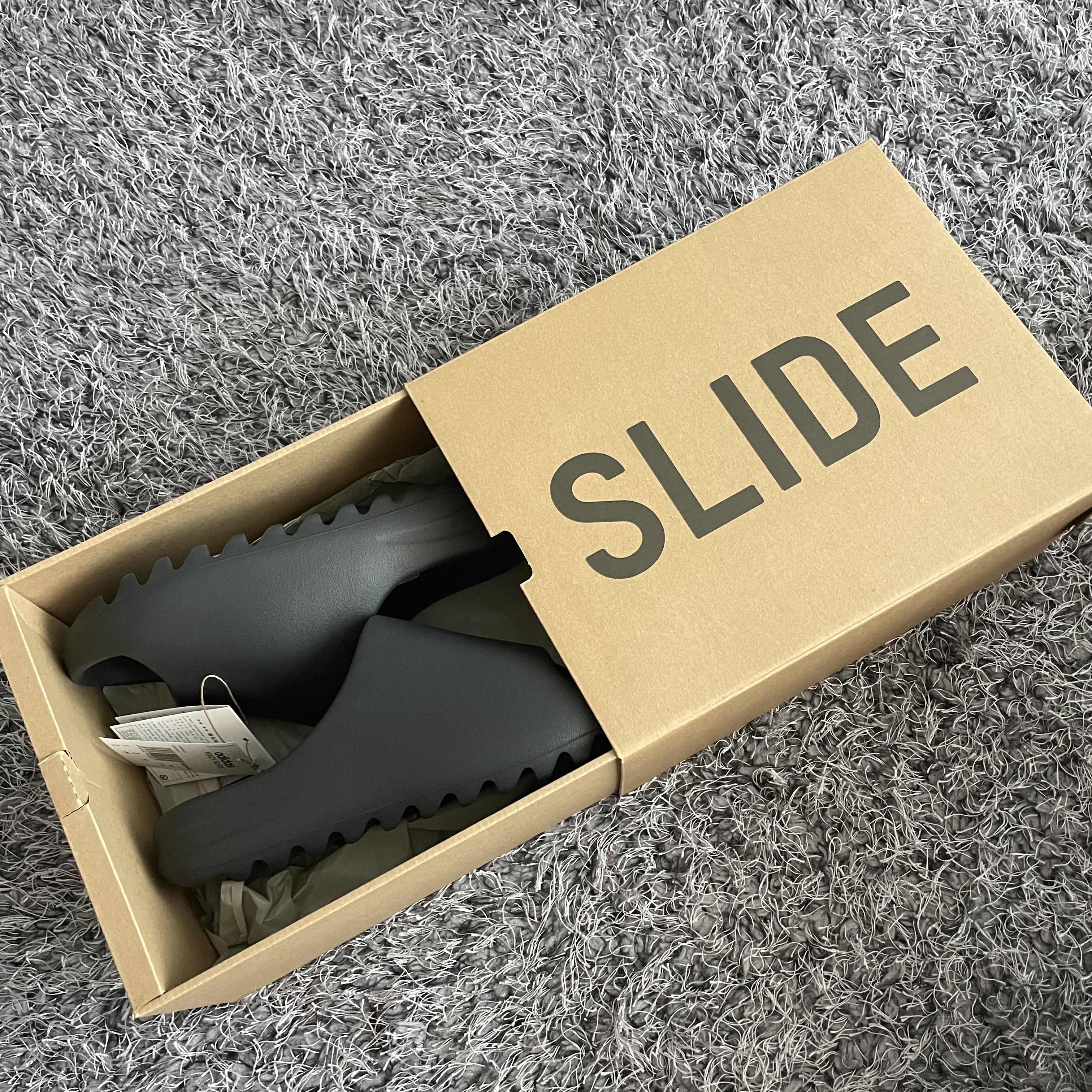 Adidas Yeezy Slide Onyx 착용 스타일 - 1