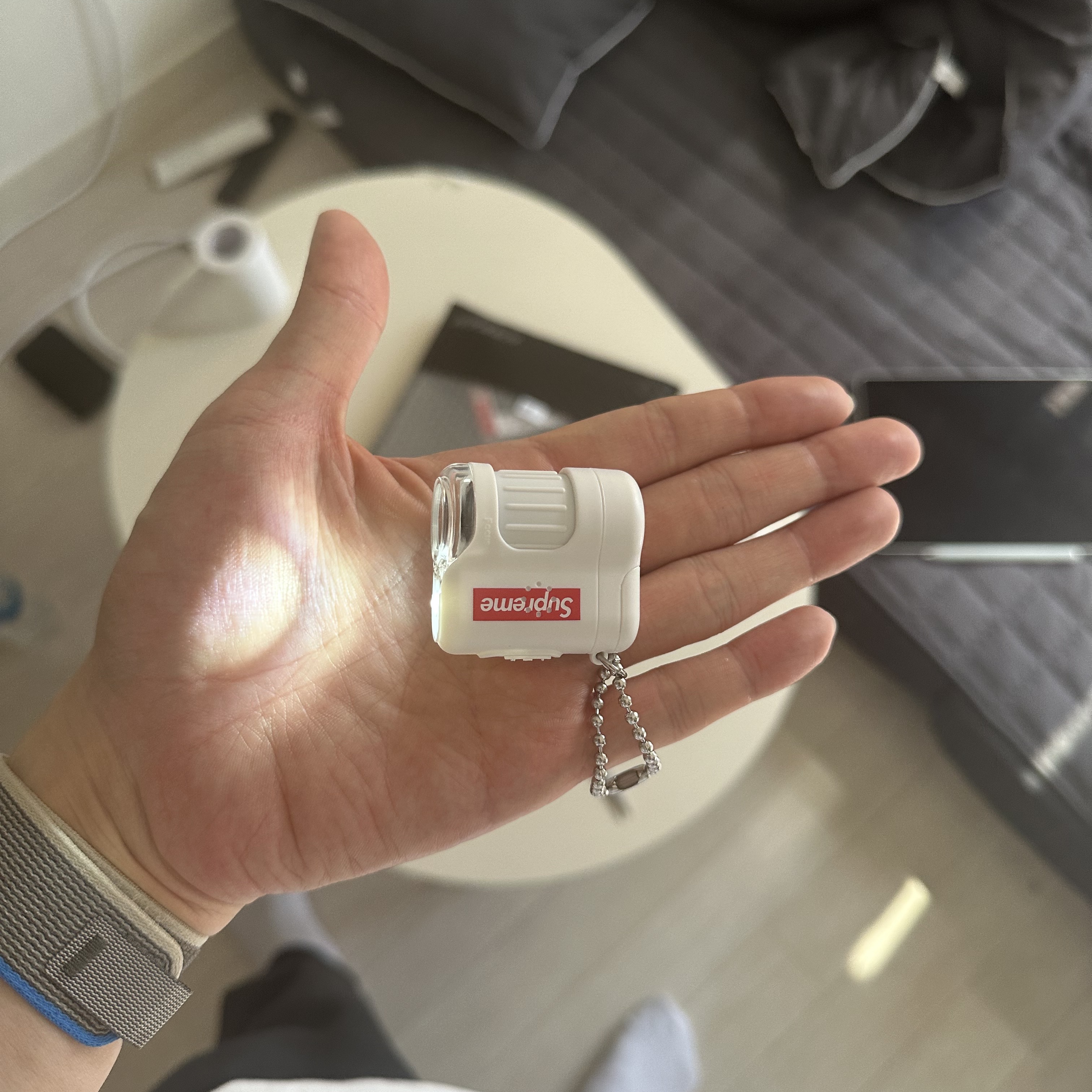 Supreme x Raymay Pocket Microscope Keychain White - 23SS 착용 스타일