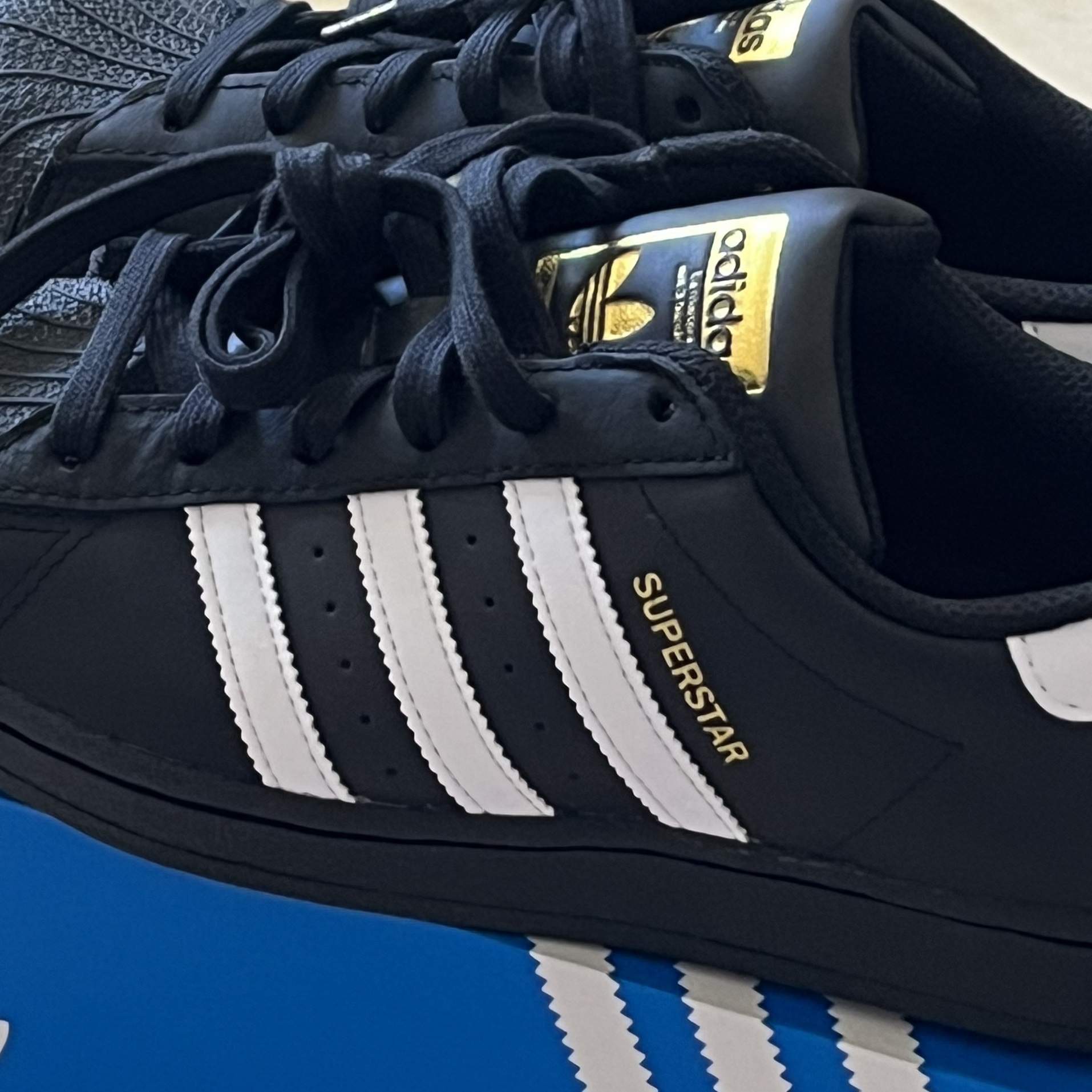 (J) Adidas Superstar Black White 착용 스타일 - 1