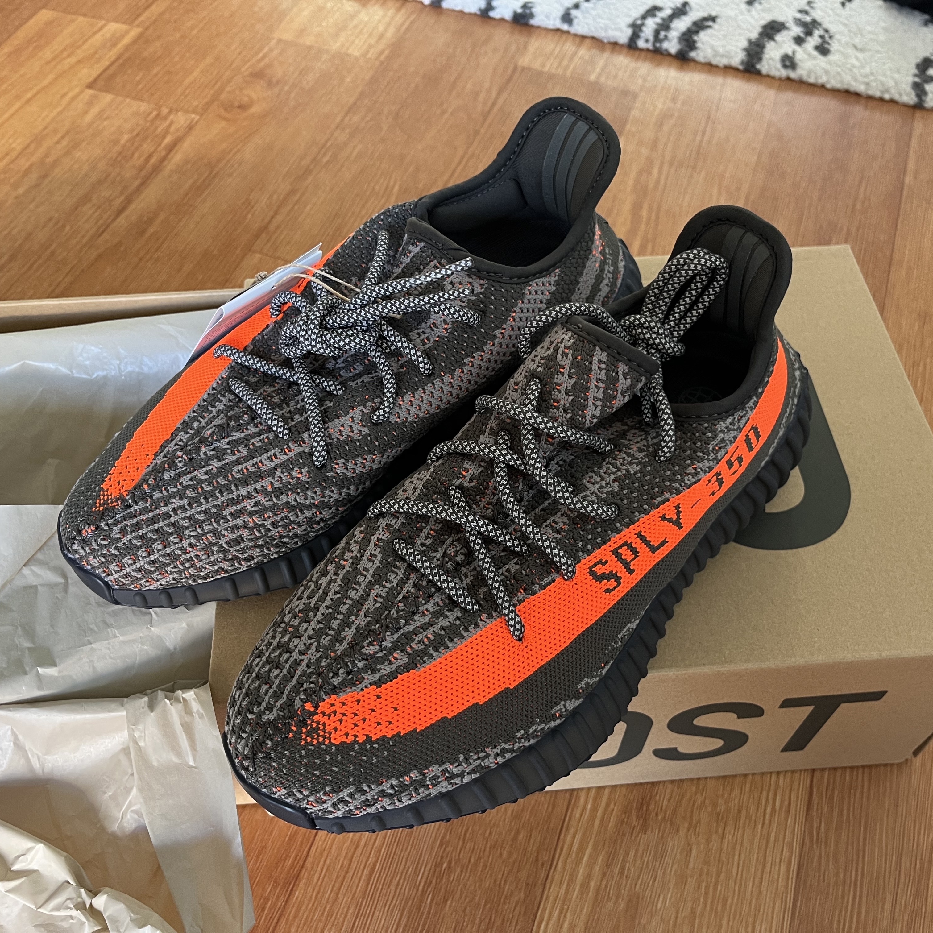 Adidas Yeezy Boost 350 V2 Carbon Beluga 착용 스타일 - 1