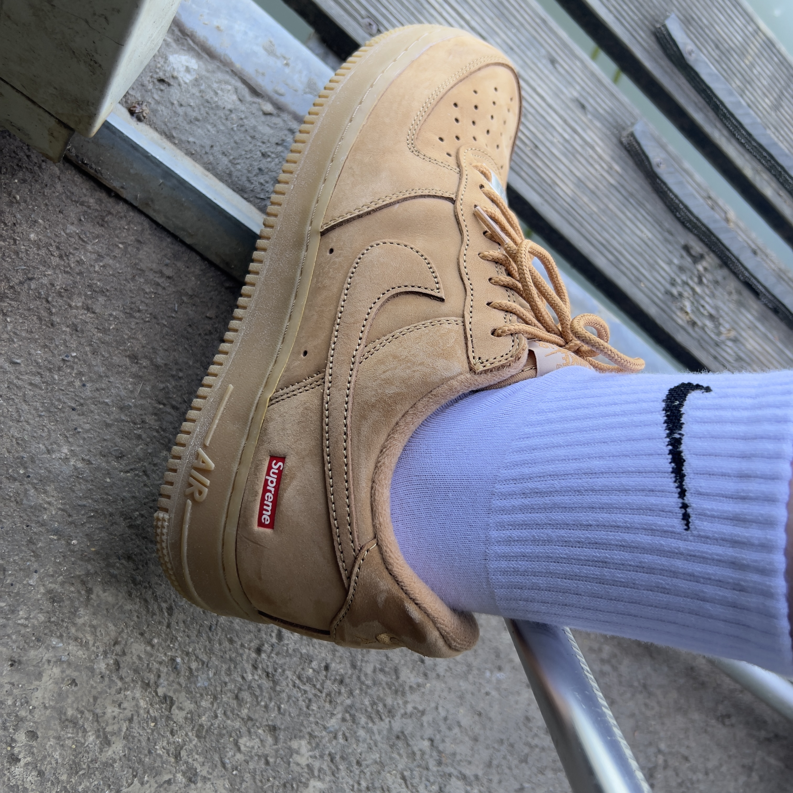 Nike x Supreme Air Force 1 Low Flax 착용 스타일