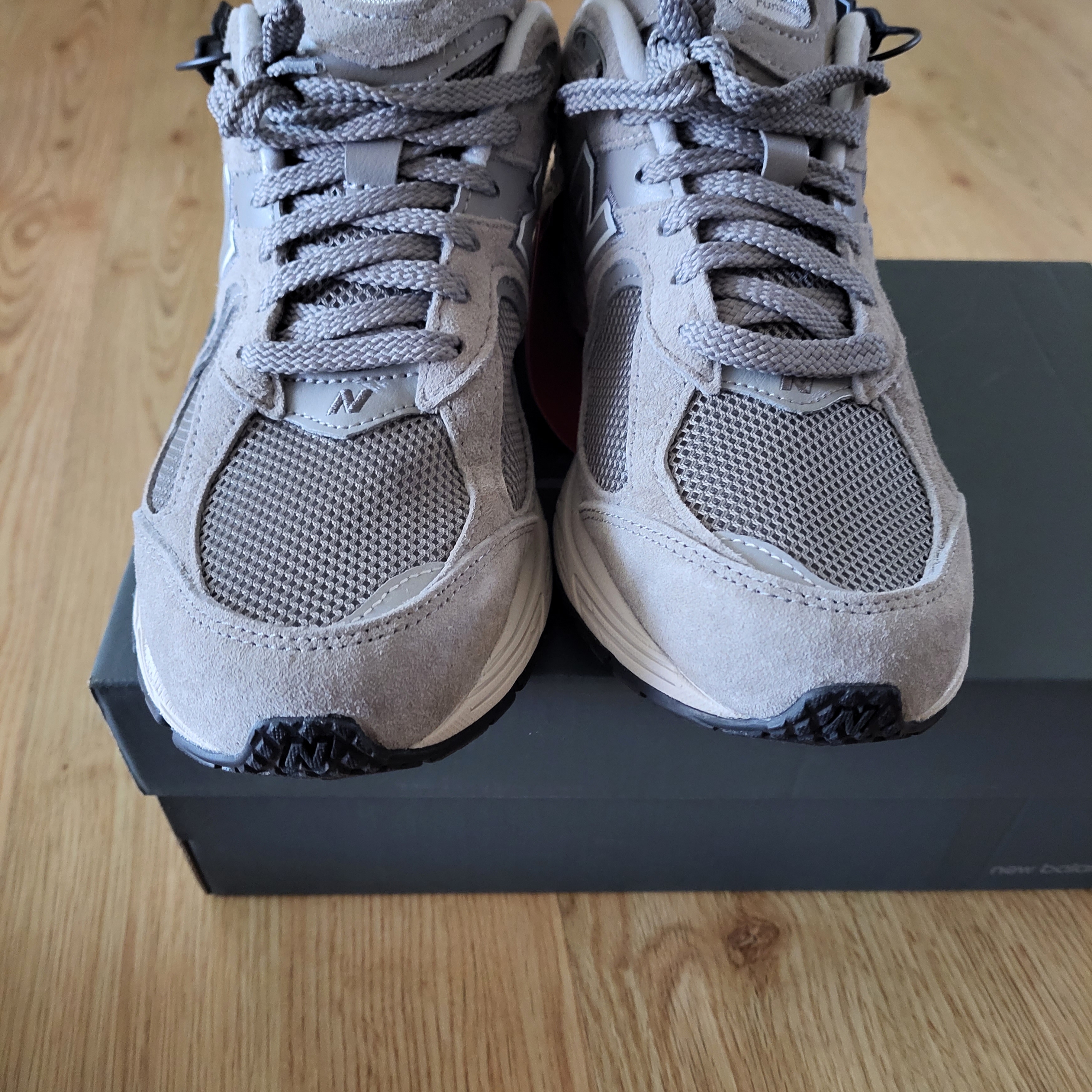 New Balance 2002R Grey 착용 스타일 - 1