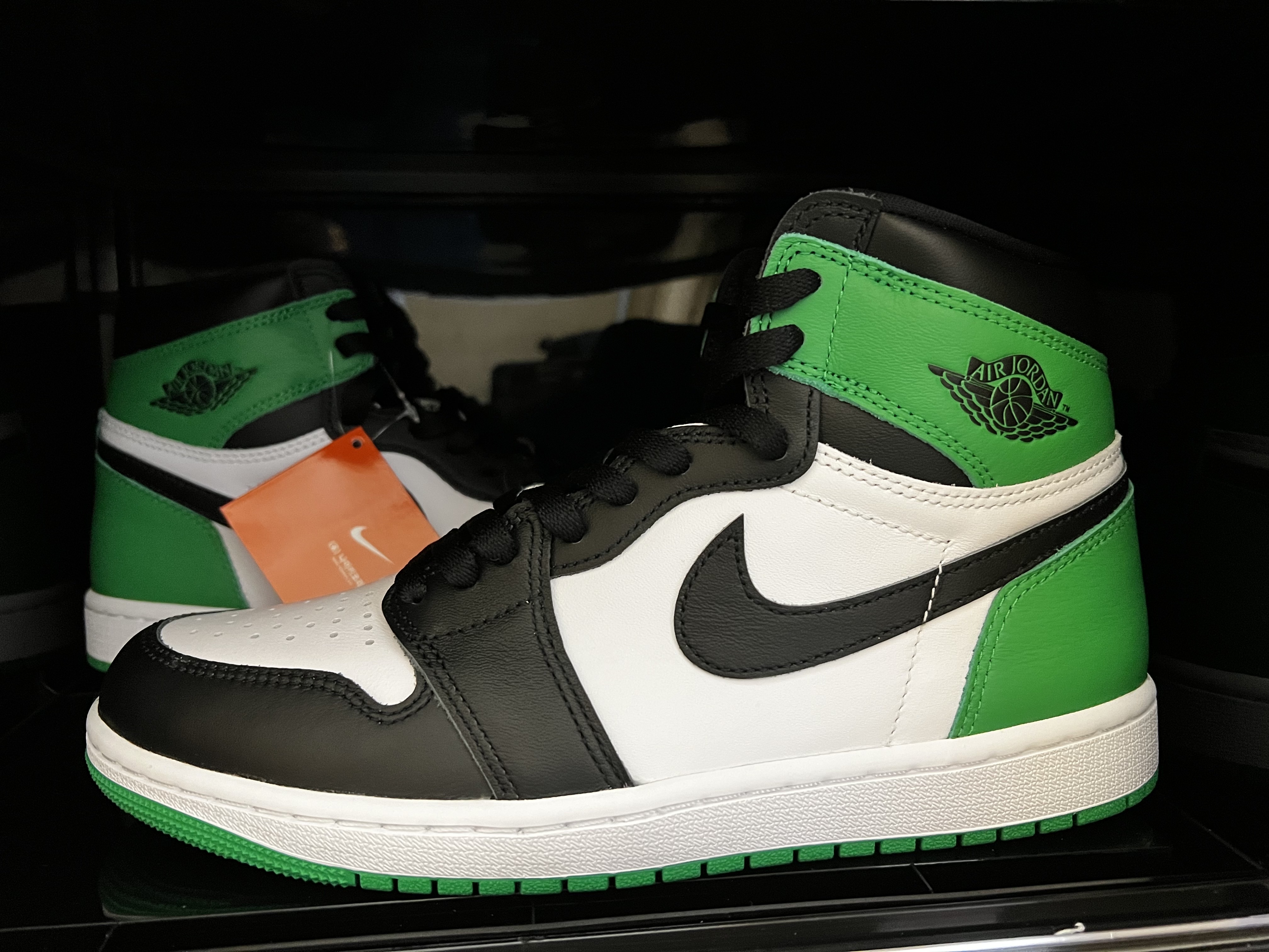 Jordan 1 Retro High OG Black and Lucky Green 착용 스타일