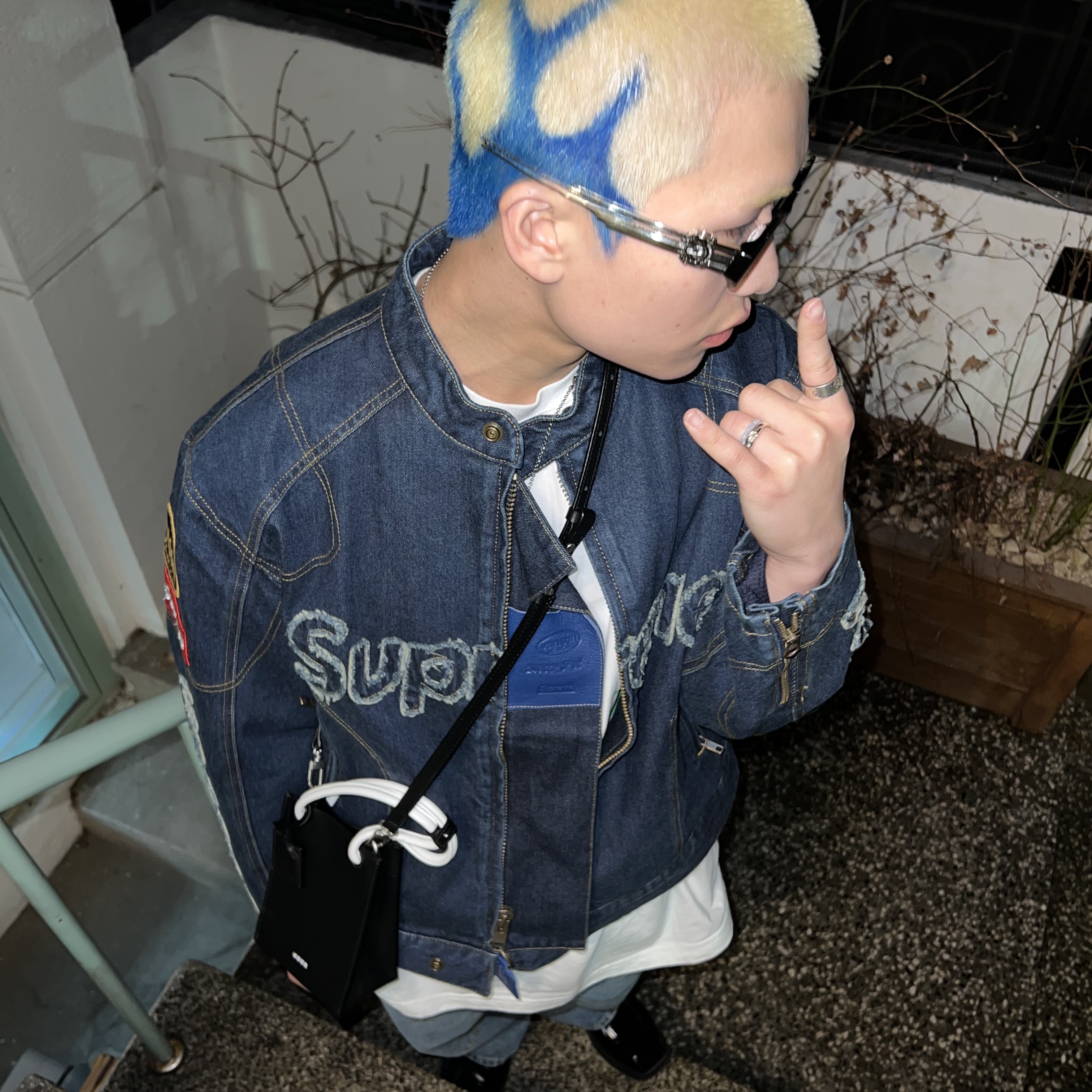 슈프림 x 밴슨 레더스 코듀라 데님 자켓 블루 - 22FW, 아더에러 스몰 쇼퍼백 느와르 착용 스타일 - 2