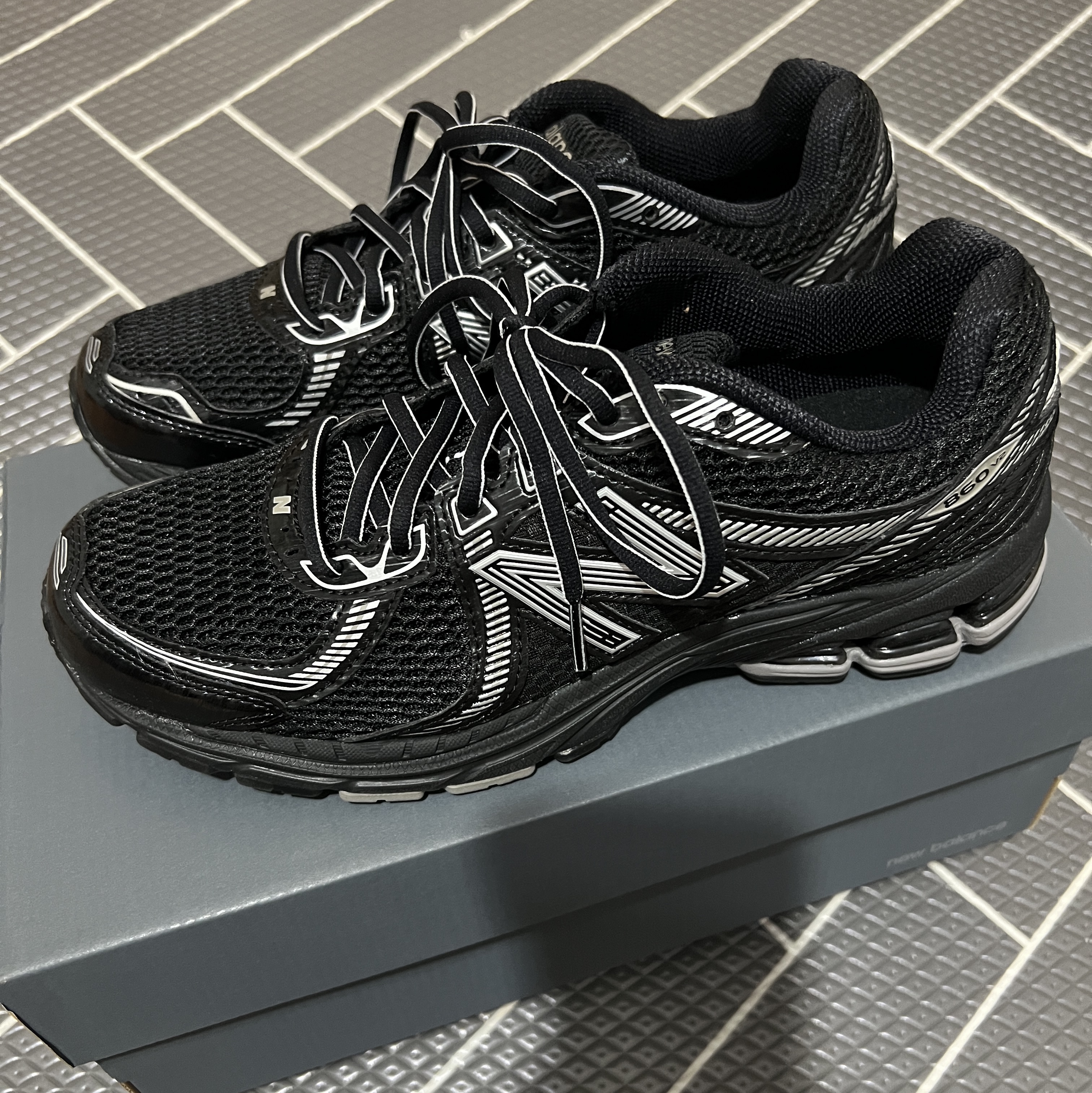 New Balance 860v2 Black Grey 착용 스타일