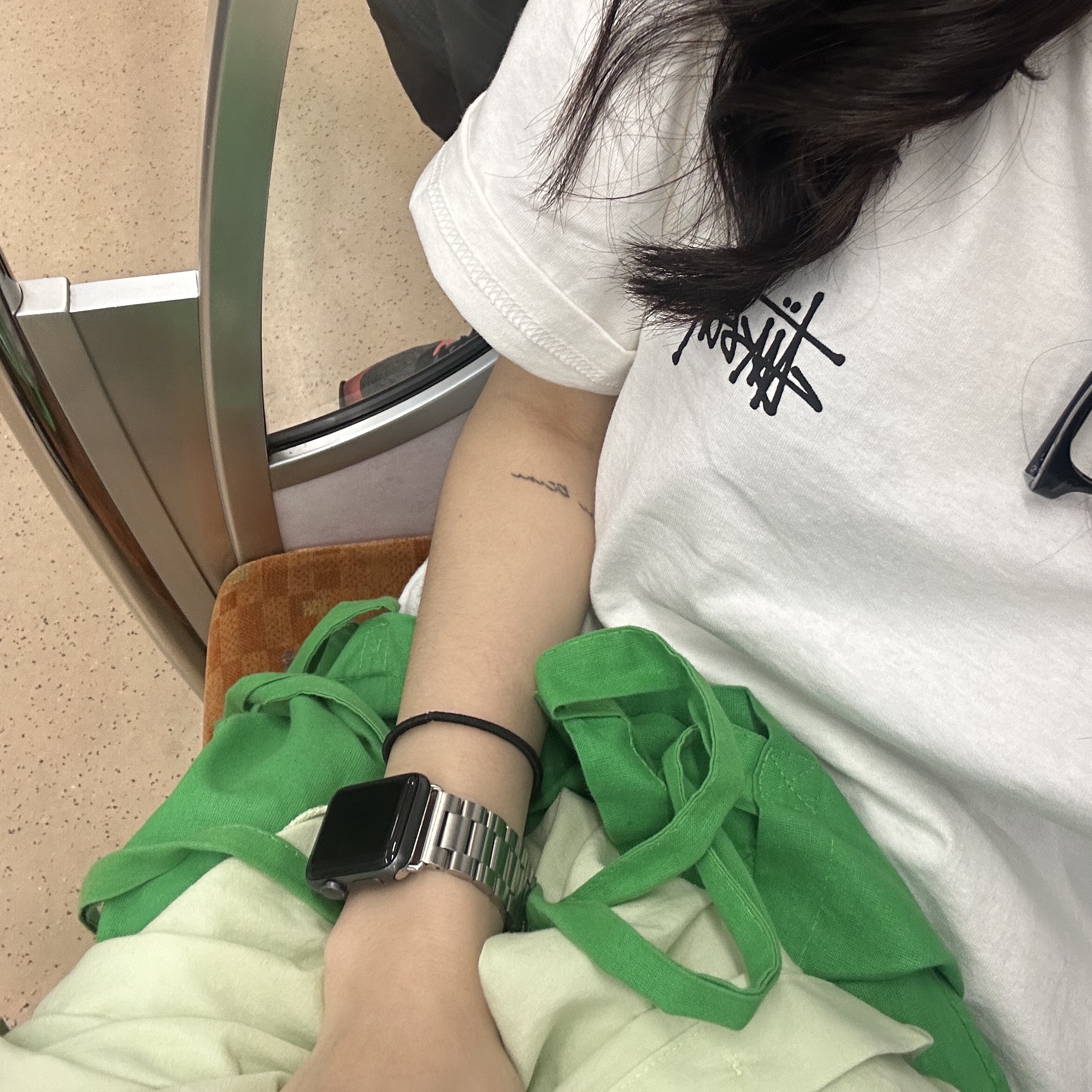 Stussy Melted T-Shirt White, (W) Keen Jasper Rocks SP Sneakers Beige 착용 스타일 - 1