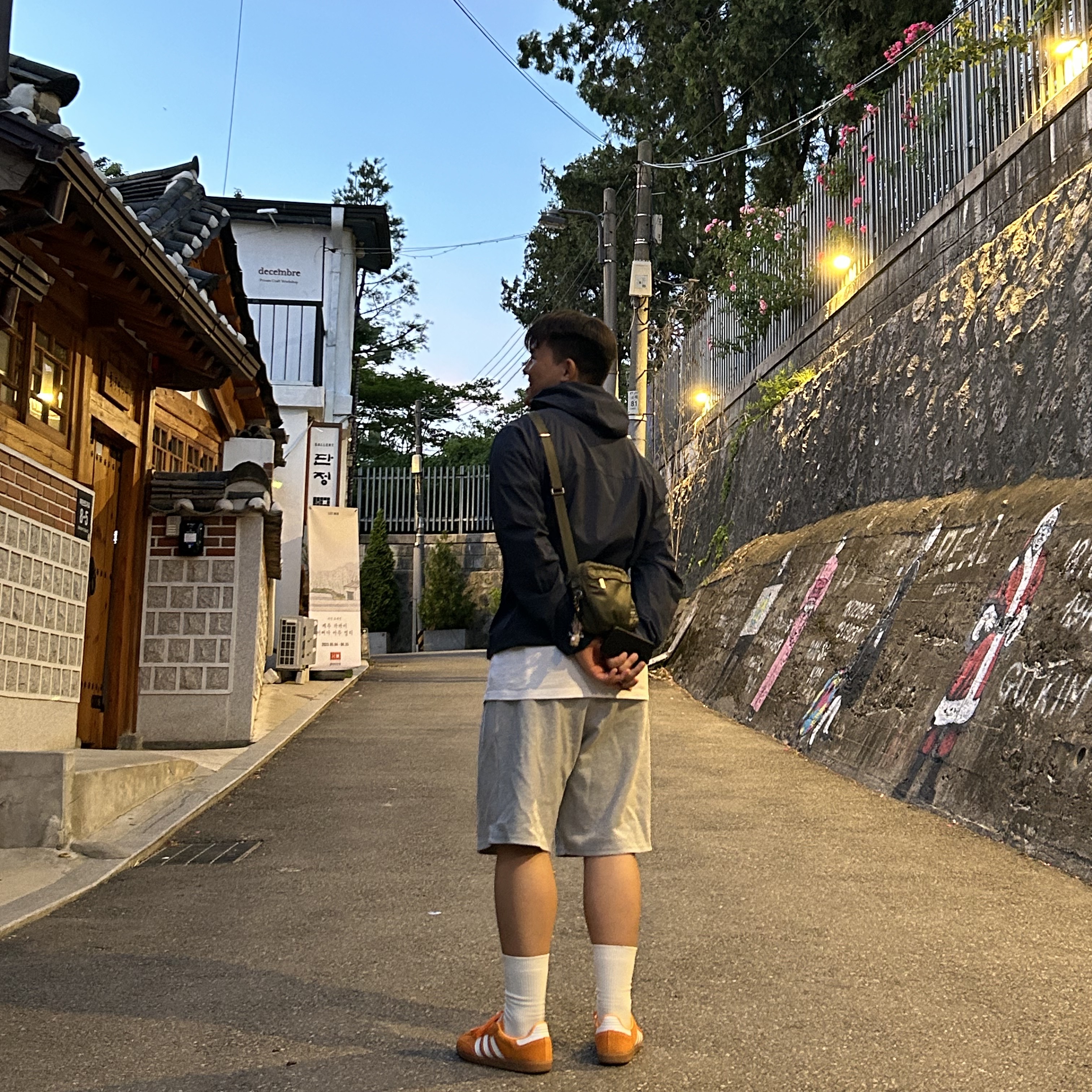Adidas Samba OG Orange Rush, Arc'teryx Squamish Hoody Black Sapphire 착용 스타일