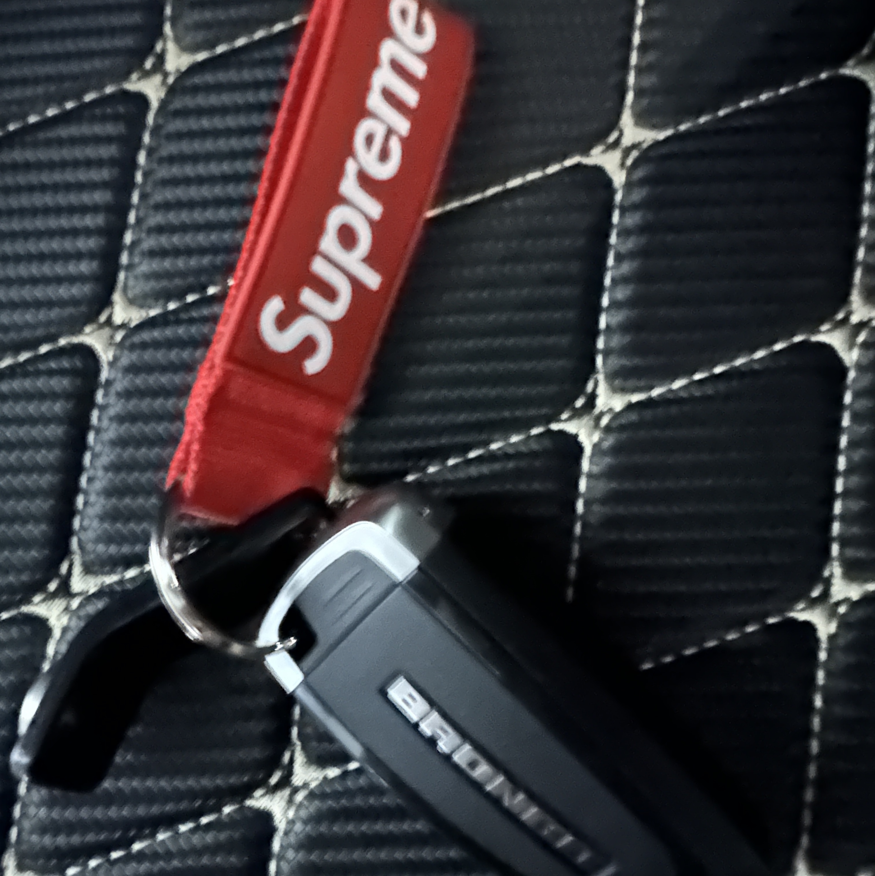 Supreme Webbing Keychain Red - 23SS 착용 스타일