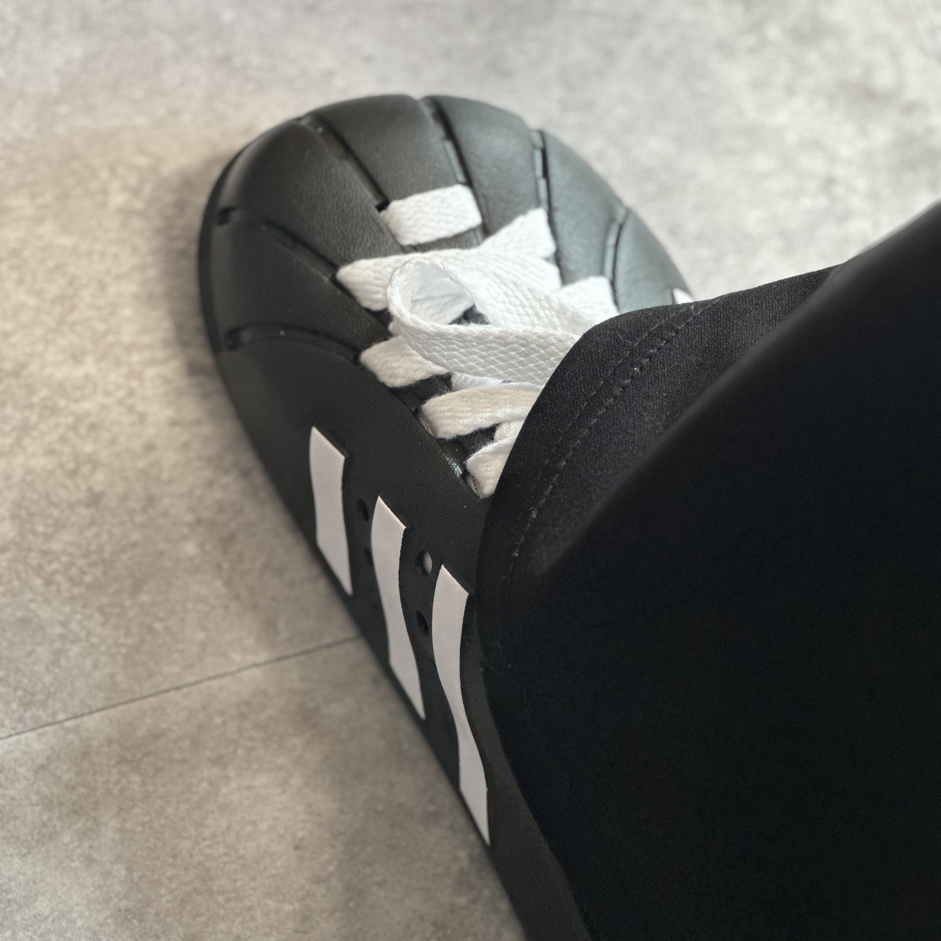 Adidas Adilette Clog Black White 착용 스타일